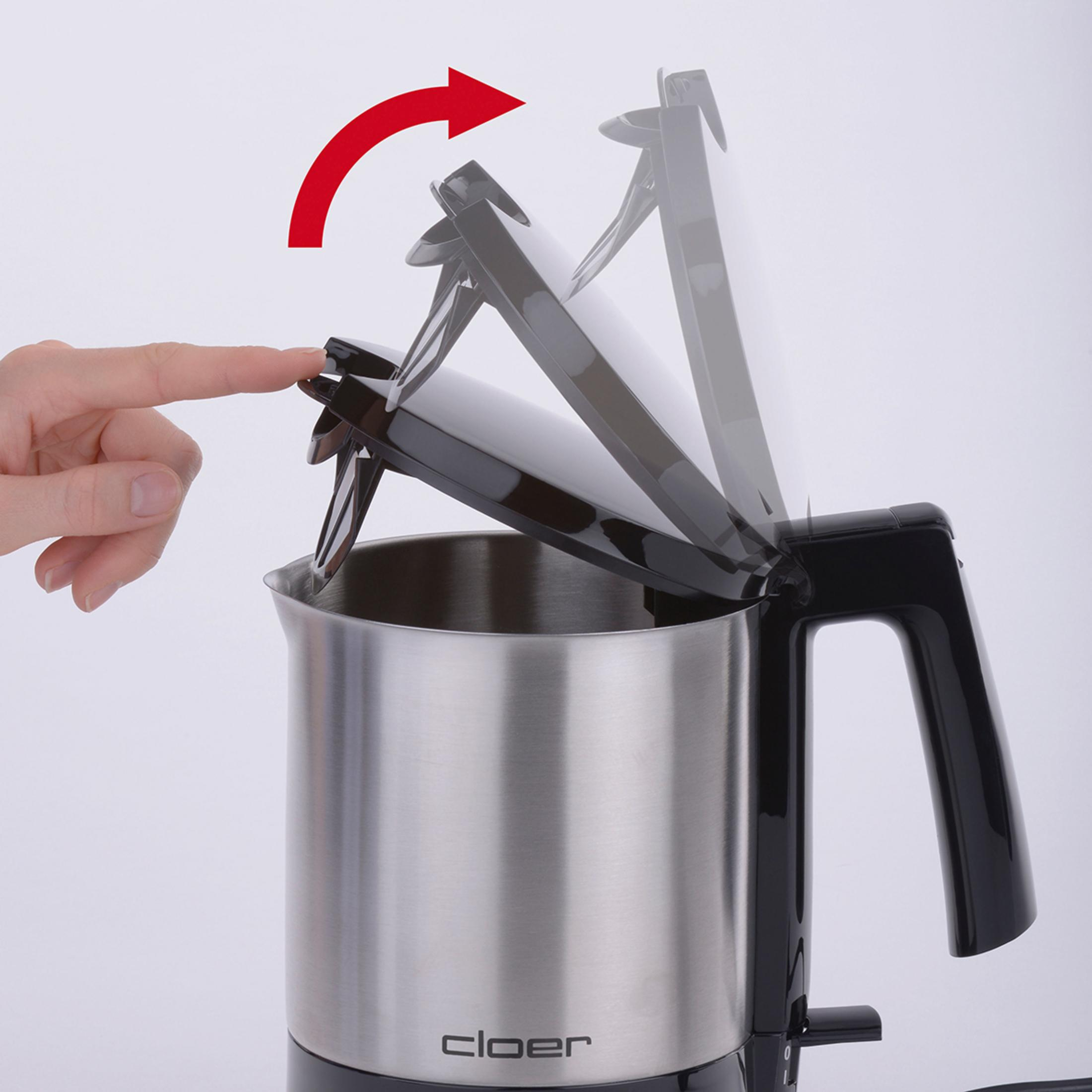 Finger einer Person, die einen Knopf an einer Kaffeemaschine drückt.