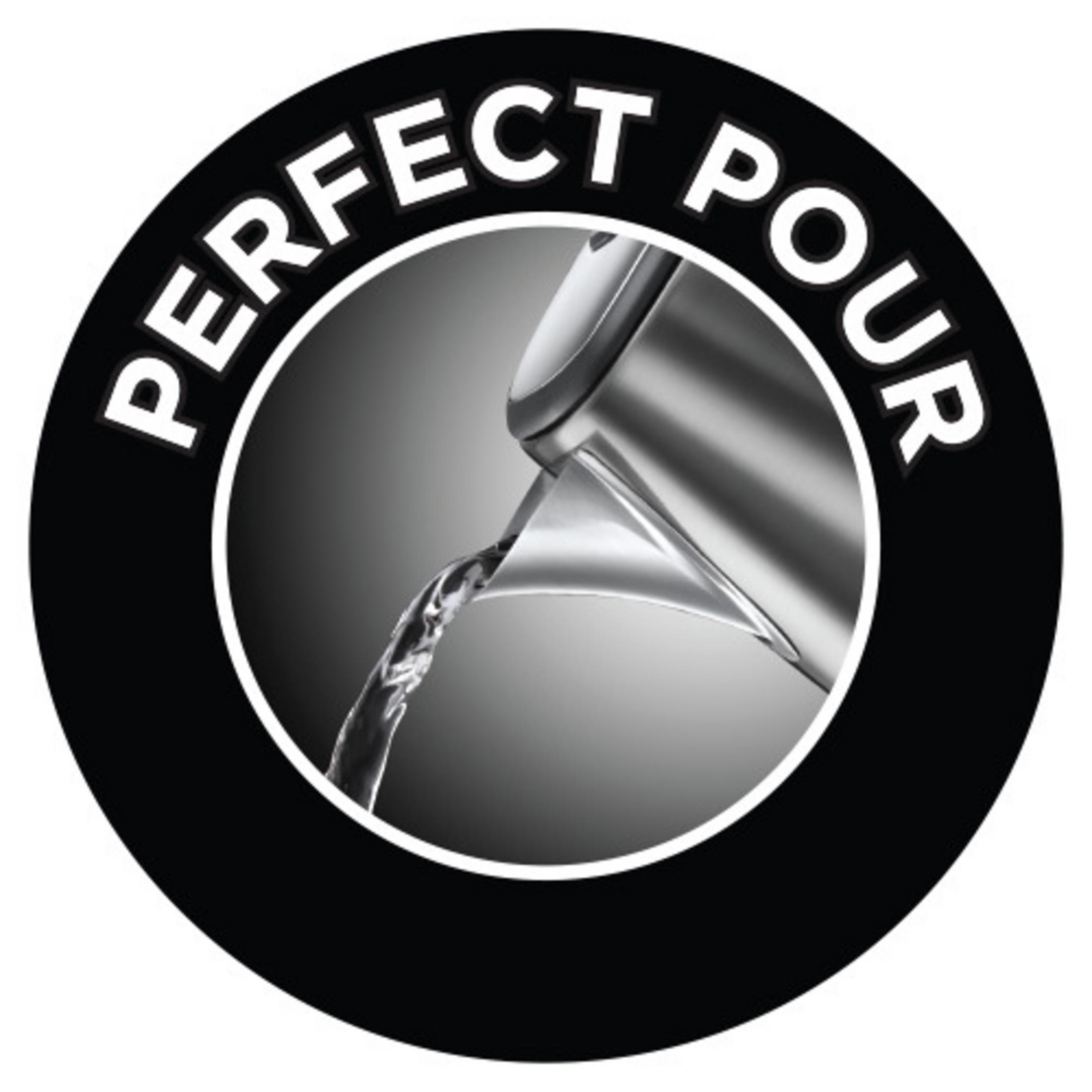 Zbliżenie czajnika wlewającego wodę ze słowami PERFEKCYJNEGO NALEWANIA wokół niego.