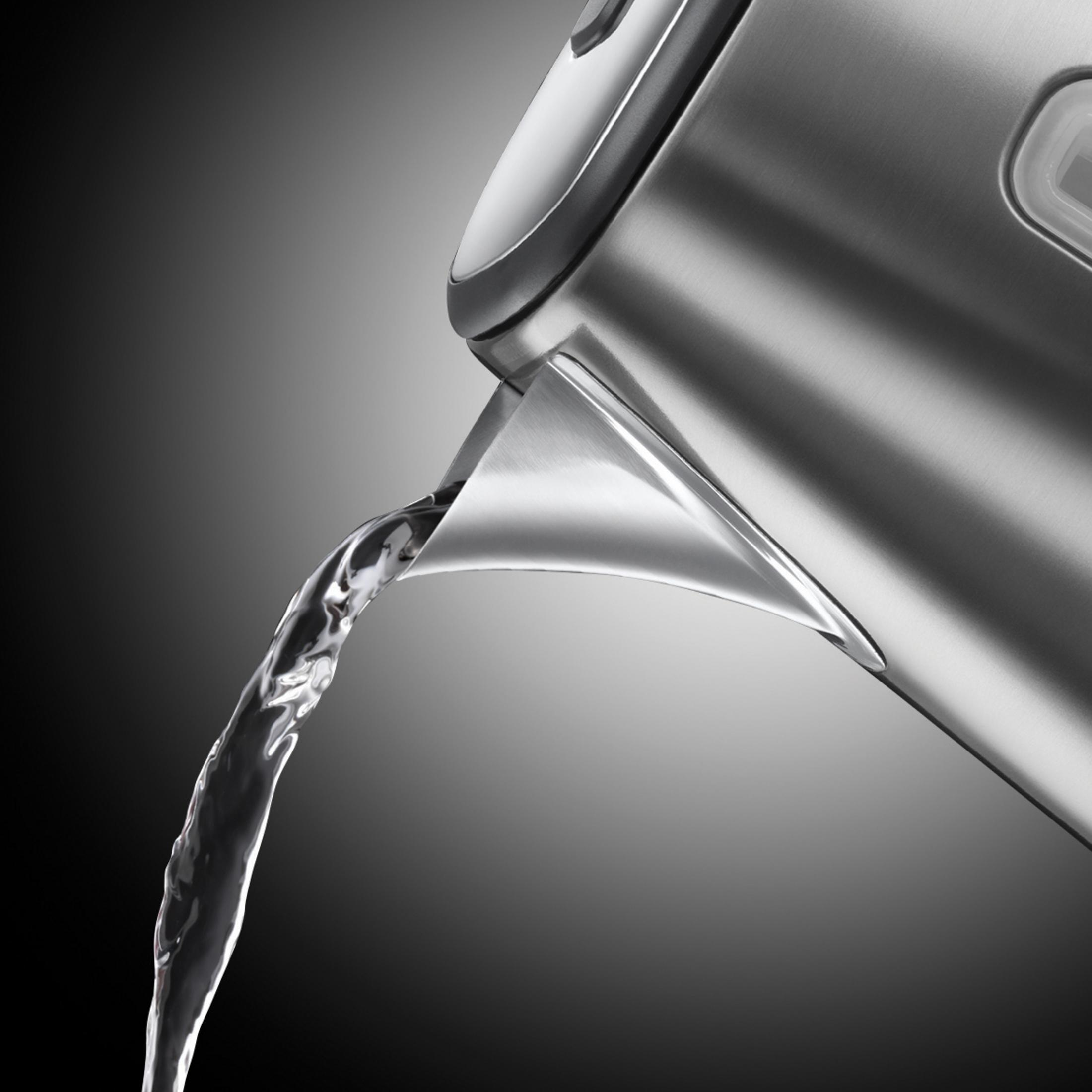 Zbliżenie czajnika wylewającego wodę, z gradientowym tłem.