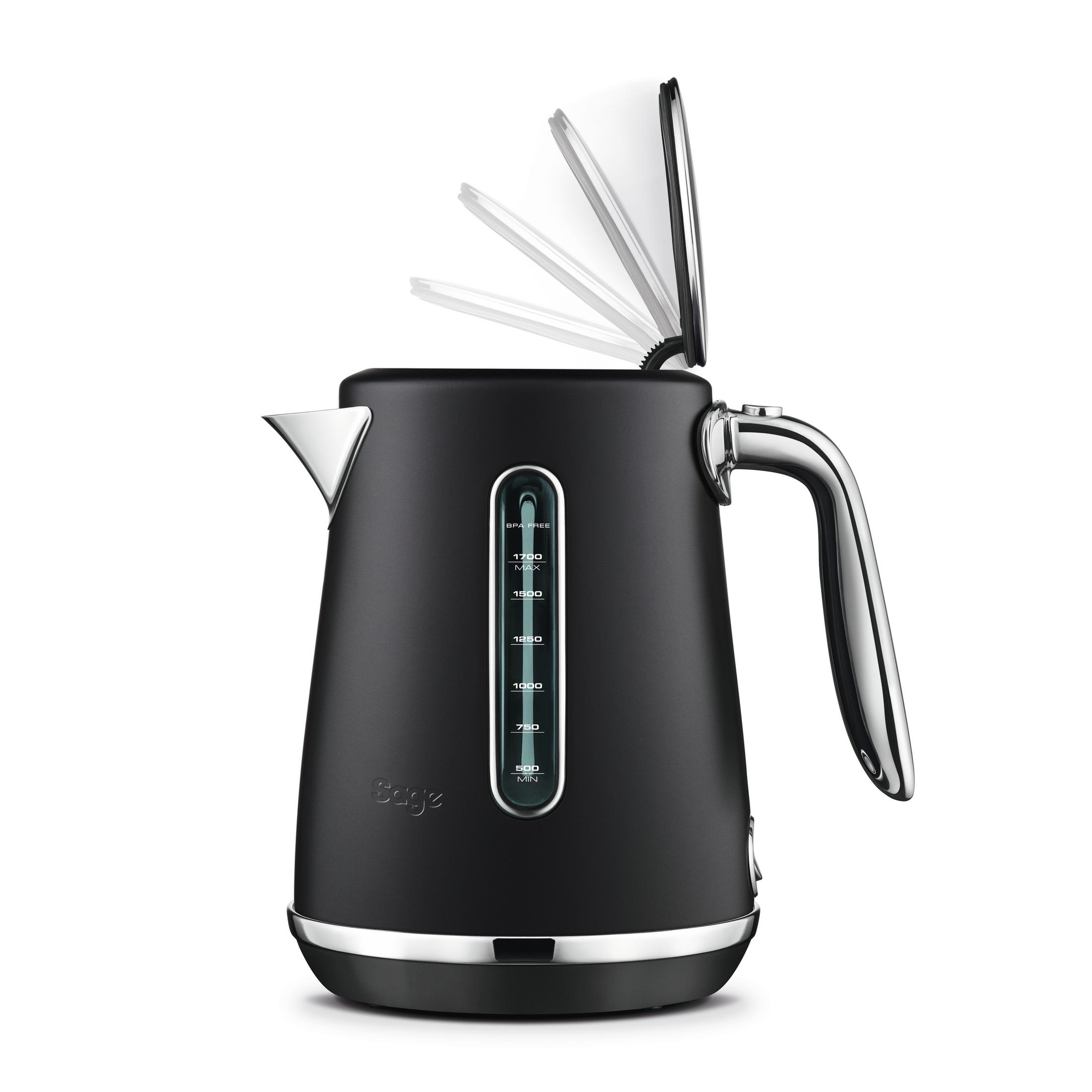 Czarny czajnik Sage z otwartą pokrywą i wskaźnikiem poziomu wody na białym tle.