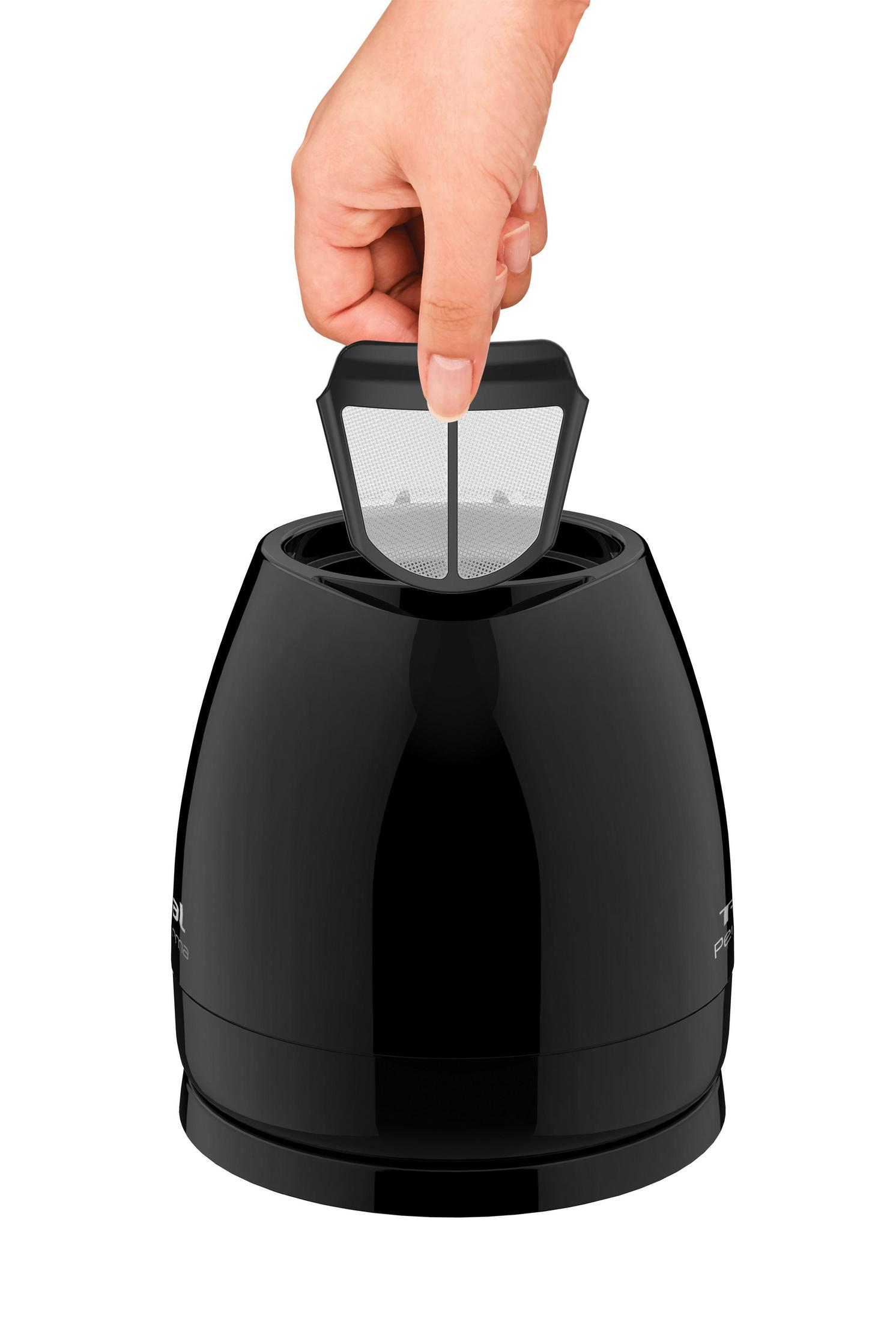 Hand entfernt Filter aus schwarzem Kaffeezubereiter, auf weißem Hintergrund.