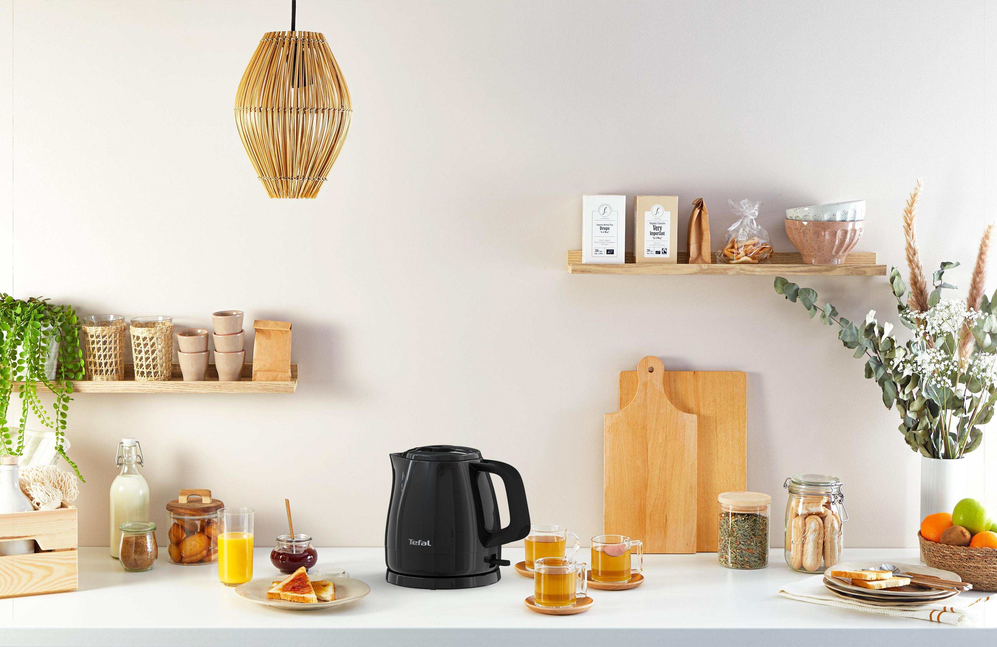 Küche mit Wasserkocher, Tee, Toast und Dekorationen.