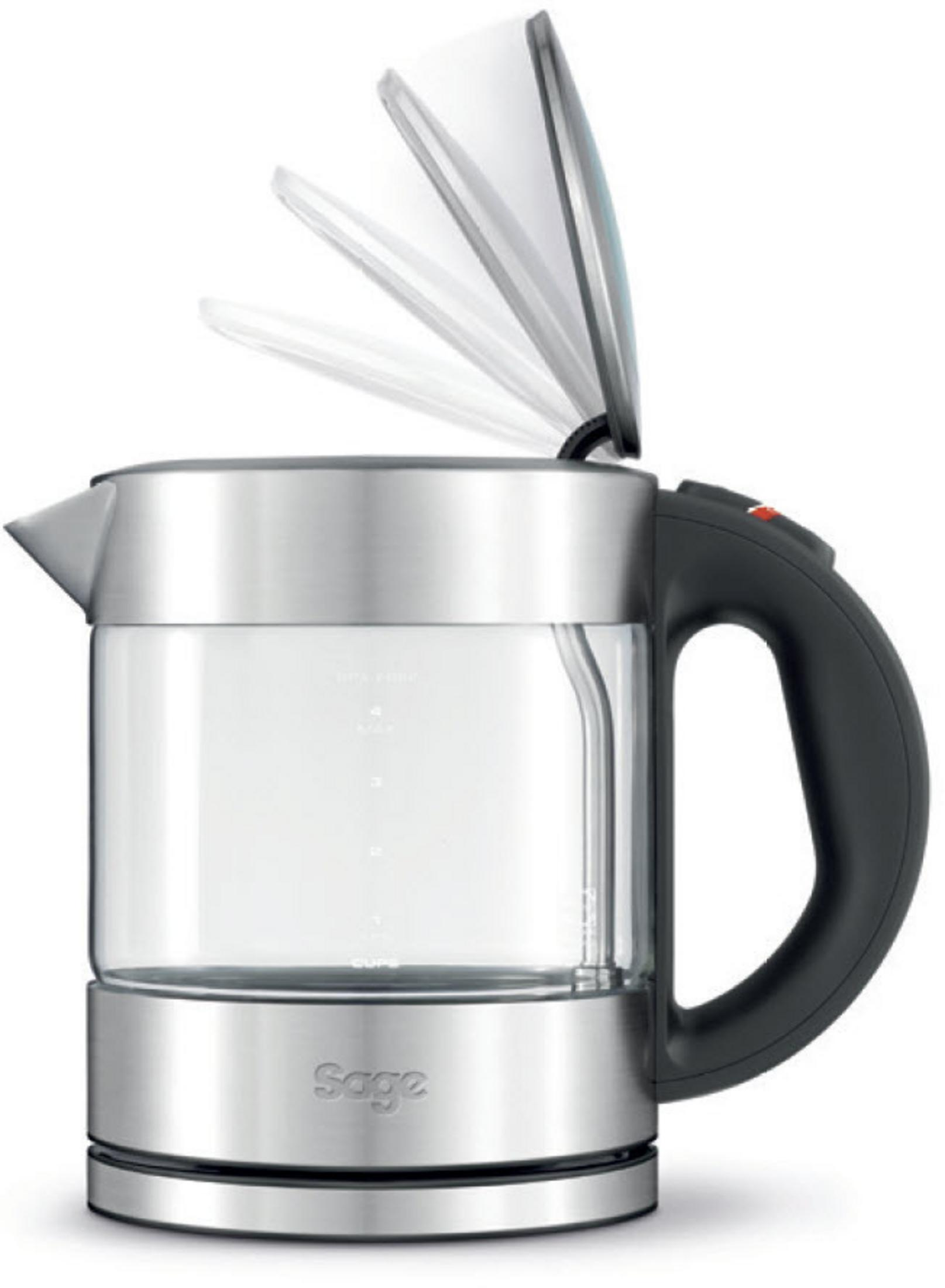 Srebrny czajnik elektryczny z otwartą pokrywą. Przezroczysty szklany korpus, czarny uchwyt i srebrna podstawa.