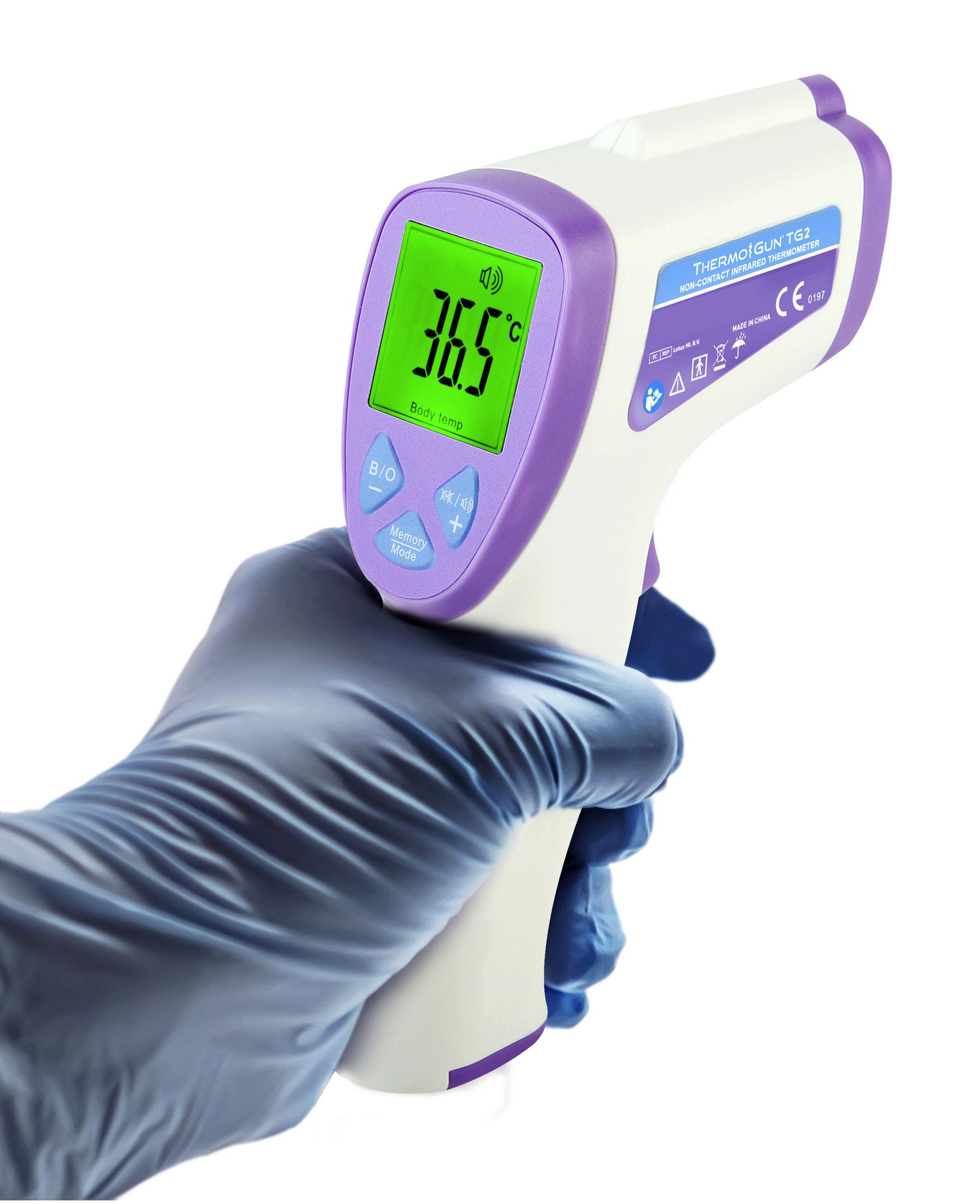 Person hält Thermometer. Es zeigt 36,5 Grad Celsius. Lila-weißes Gerät.