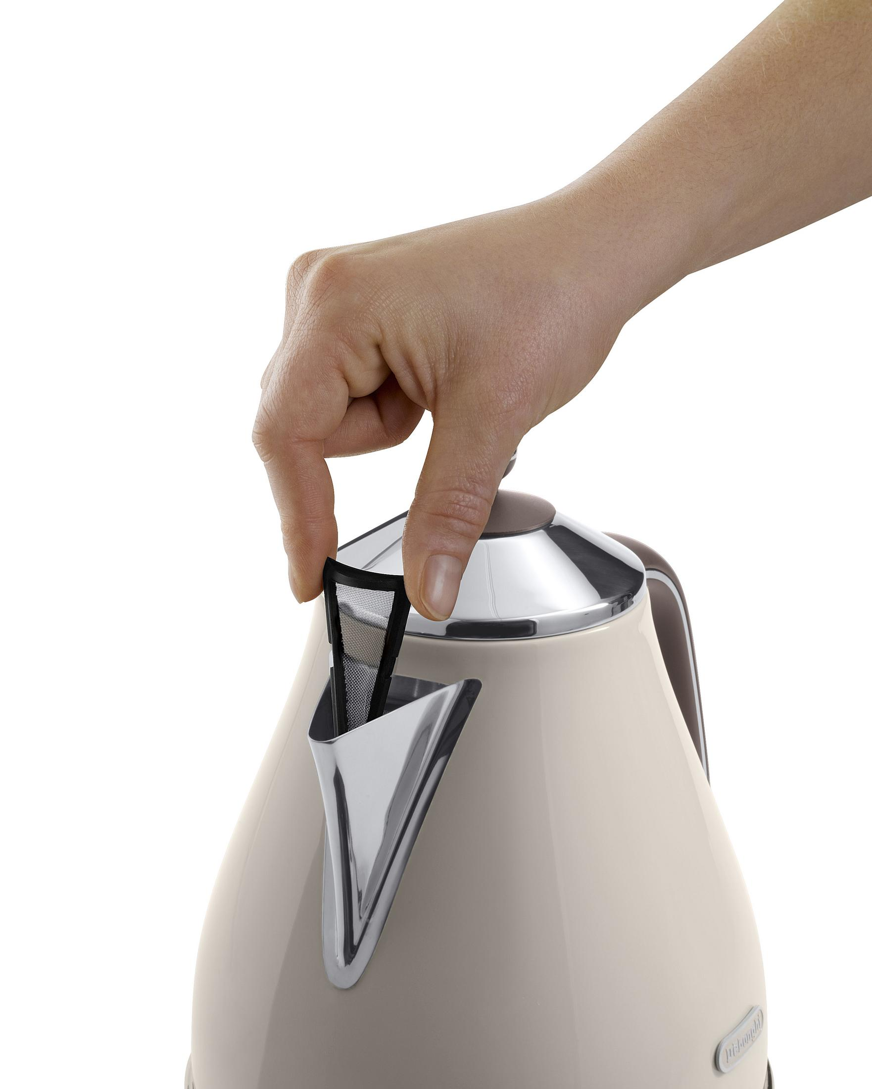 Osoba wkłada filtr do beżowego czajnika elektrycznego. Białe tło.