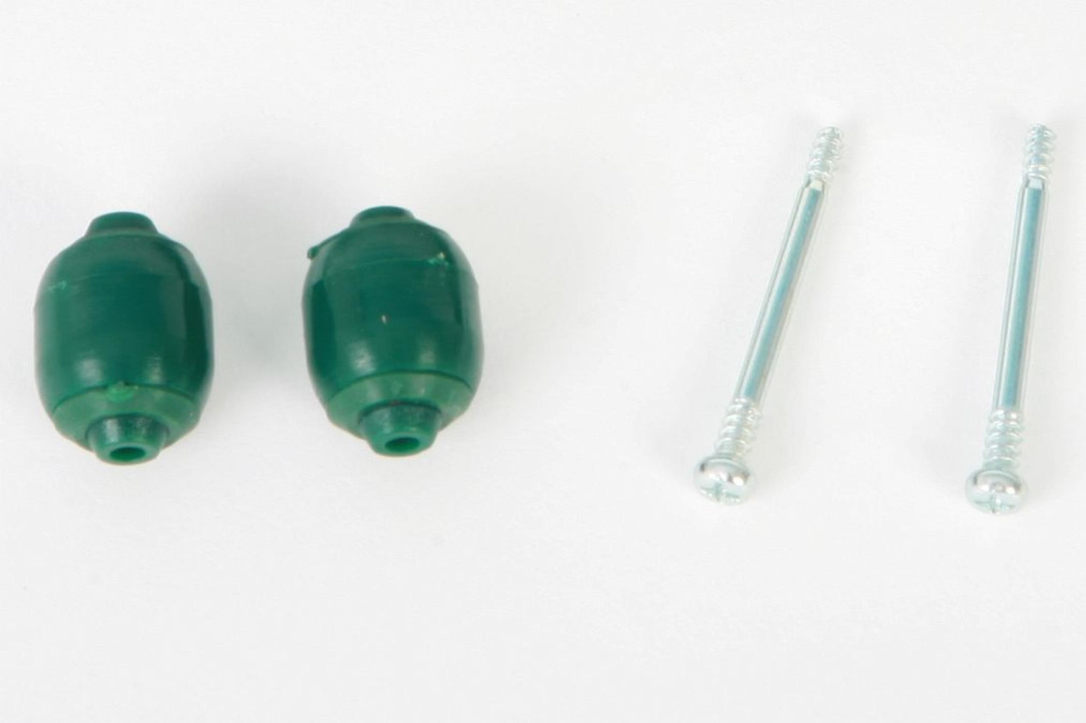 Zwei grüne Stecker und zwei silberne Schrauben auf weißem Untergrund.