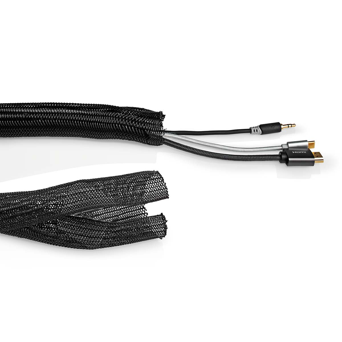 Zwarte mesh kabelhuls met kabels. HDMI, audio jack en voedingskabels zijn zichtbaar.
