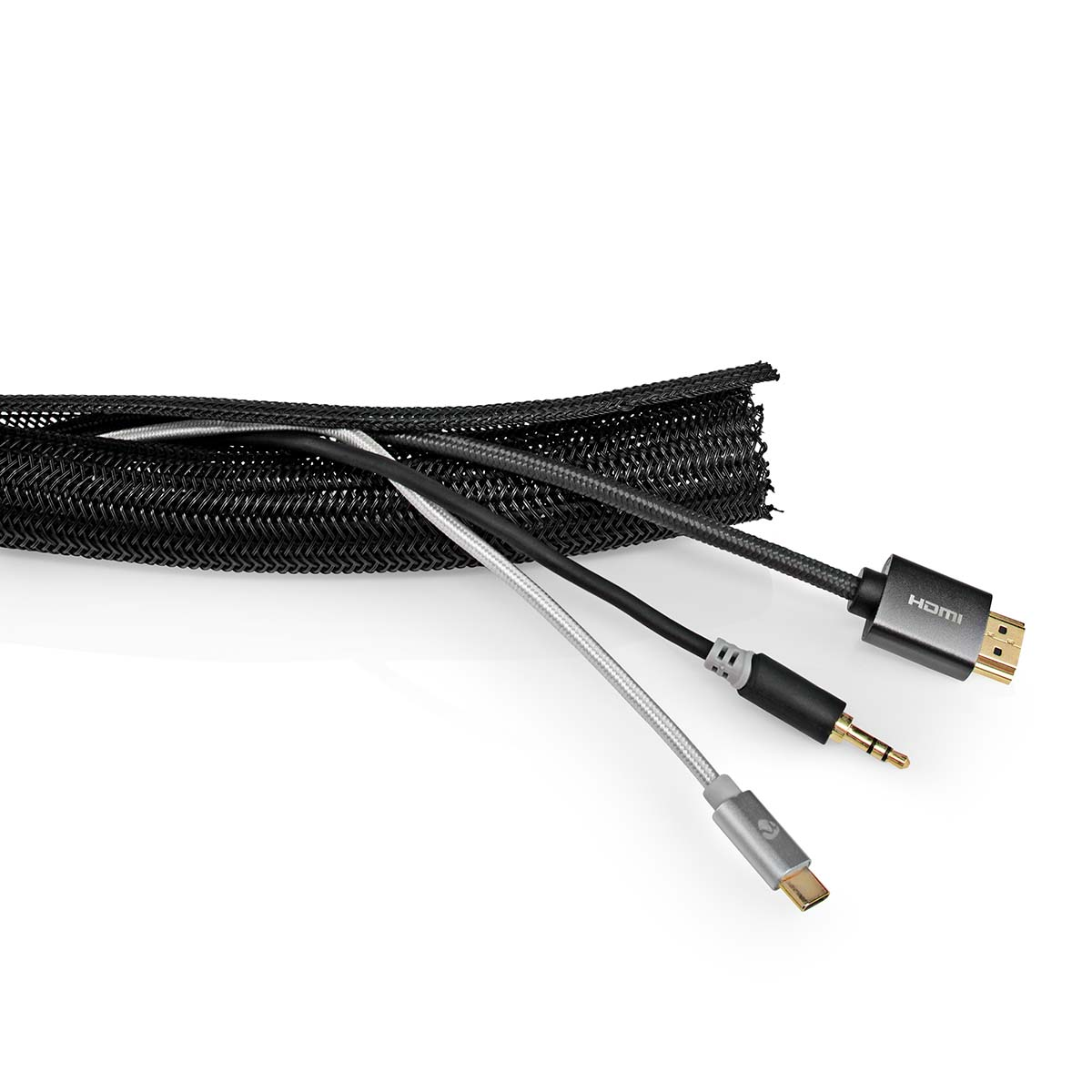 Drie kabels met verschillende connectoren, waaronder HDMI, USB-C en een hoofdtelefoonaansluiting, op een witte achtergrond.