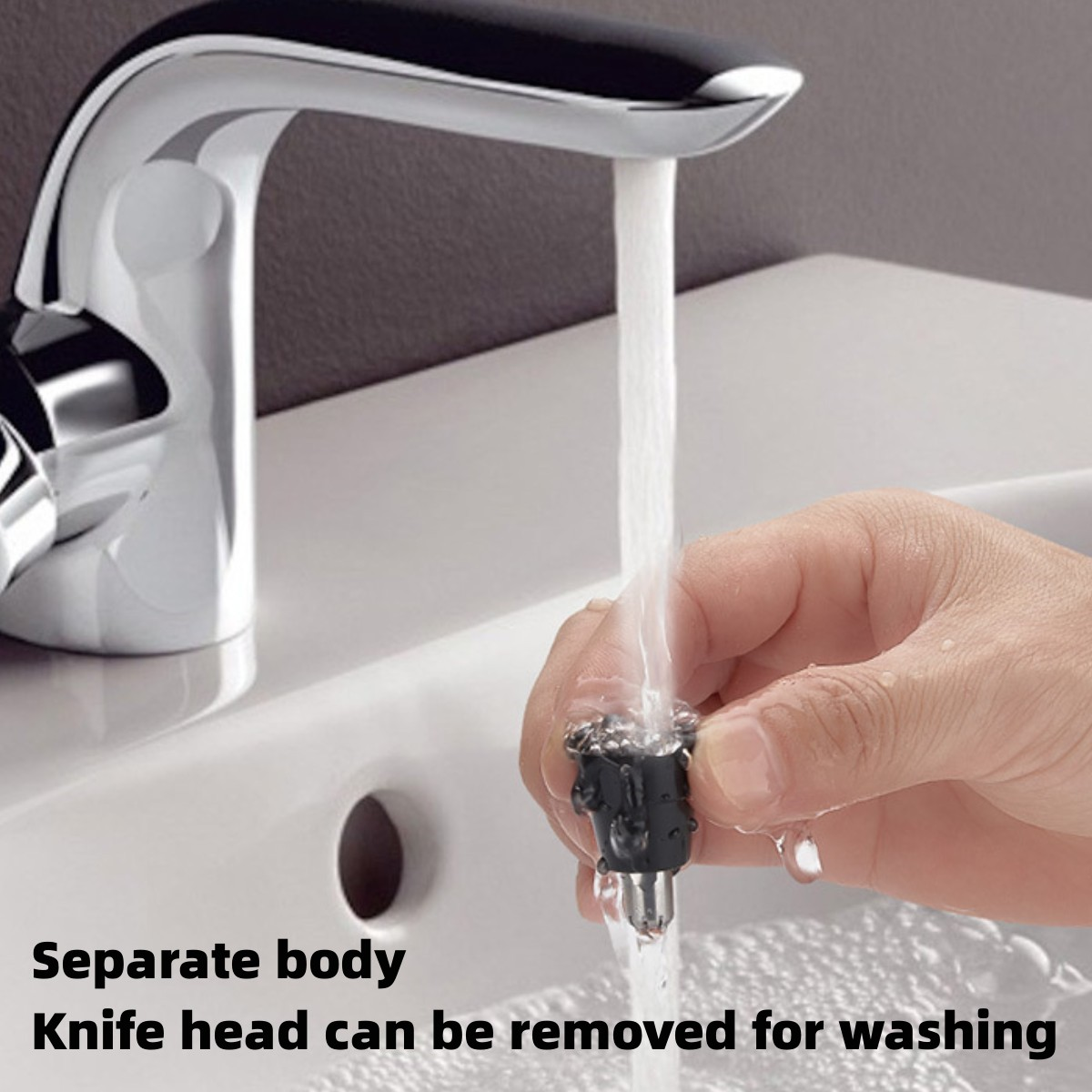 Ein Wasserhahn mit fließendem Wasser und eine Hand, die ein Reinigungswerkzeug hält.