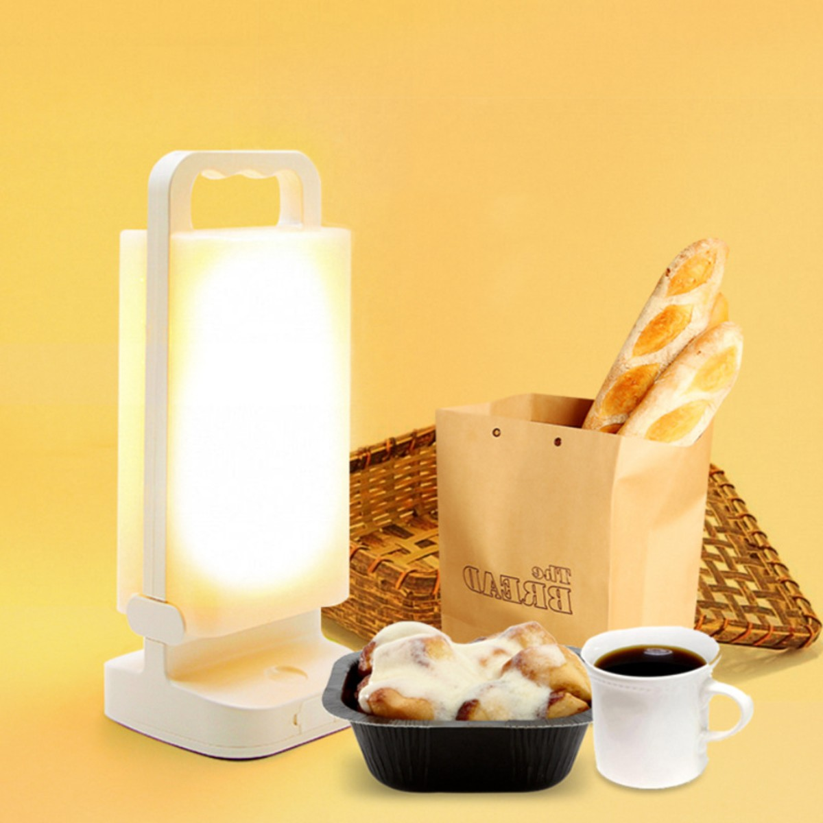 Eine Tischszene mit Brot, Kaffee und einer leuchtenden Lampe.