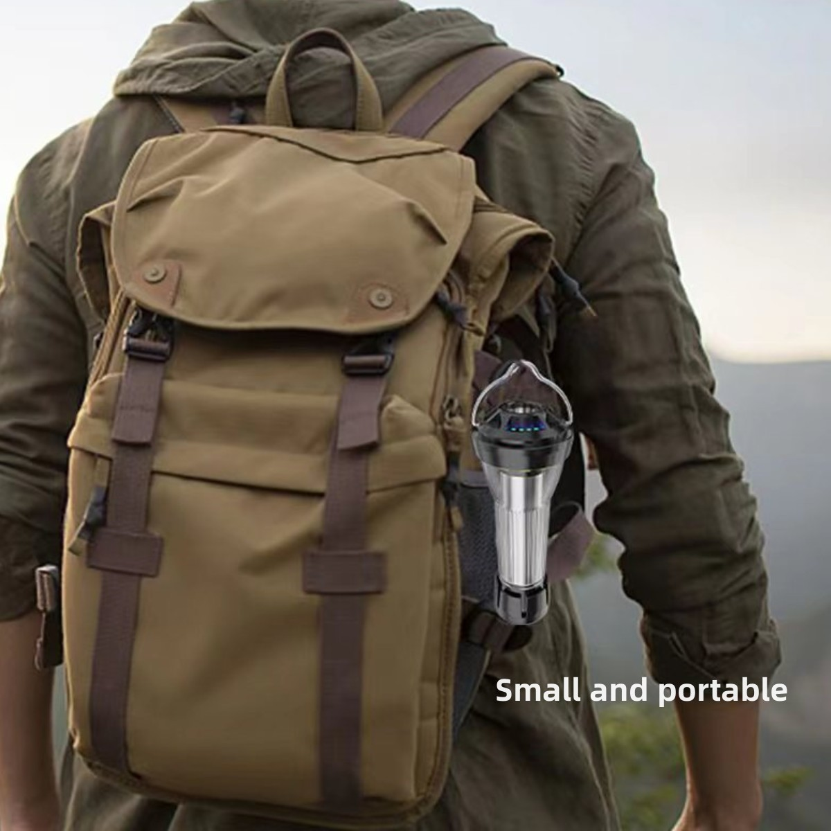 Person mit Rucksack. Rucksack hält Laterne. Laterne ist tragbar. Hintergrund ist draußen.