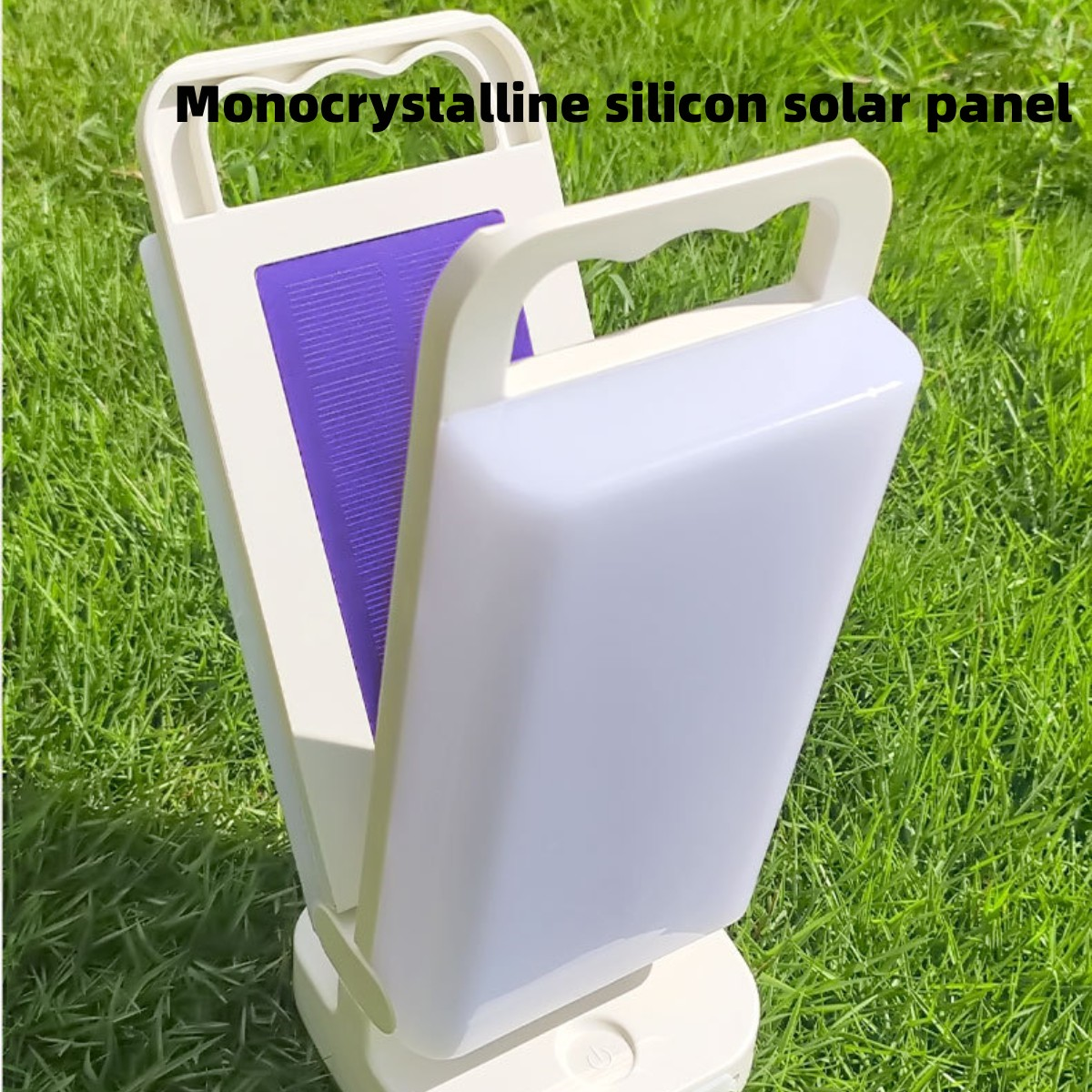 Weißes Solarpanel mit lila Panel, auf grünem Gras.