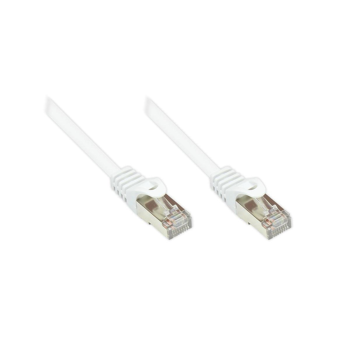 Weißes Ethernet-Kabel mit RJ45-Anschlüssen auf weißem Hintergrund.