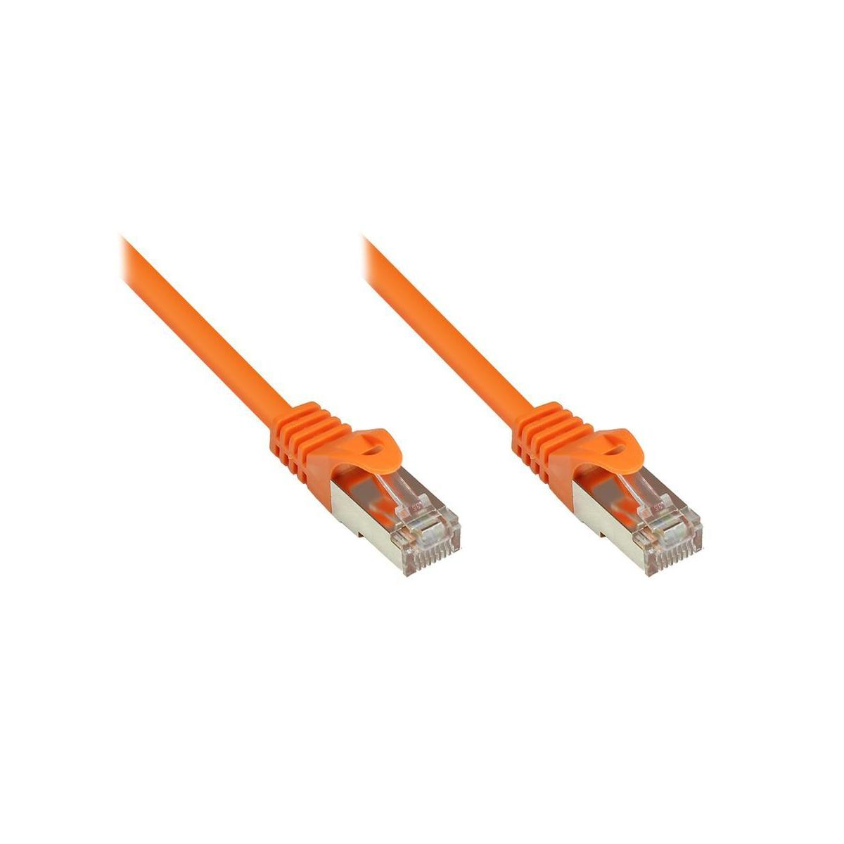 Zwei orangefarbene Netzwerkkabel mit Steckern. Isoliert auf weißem Hintergrund.