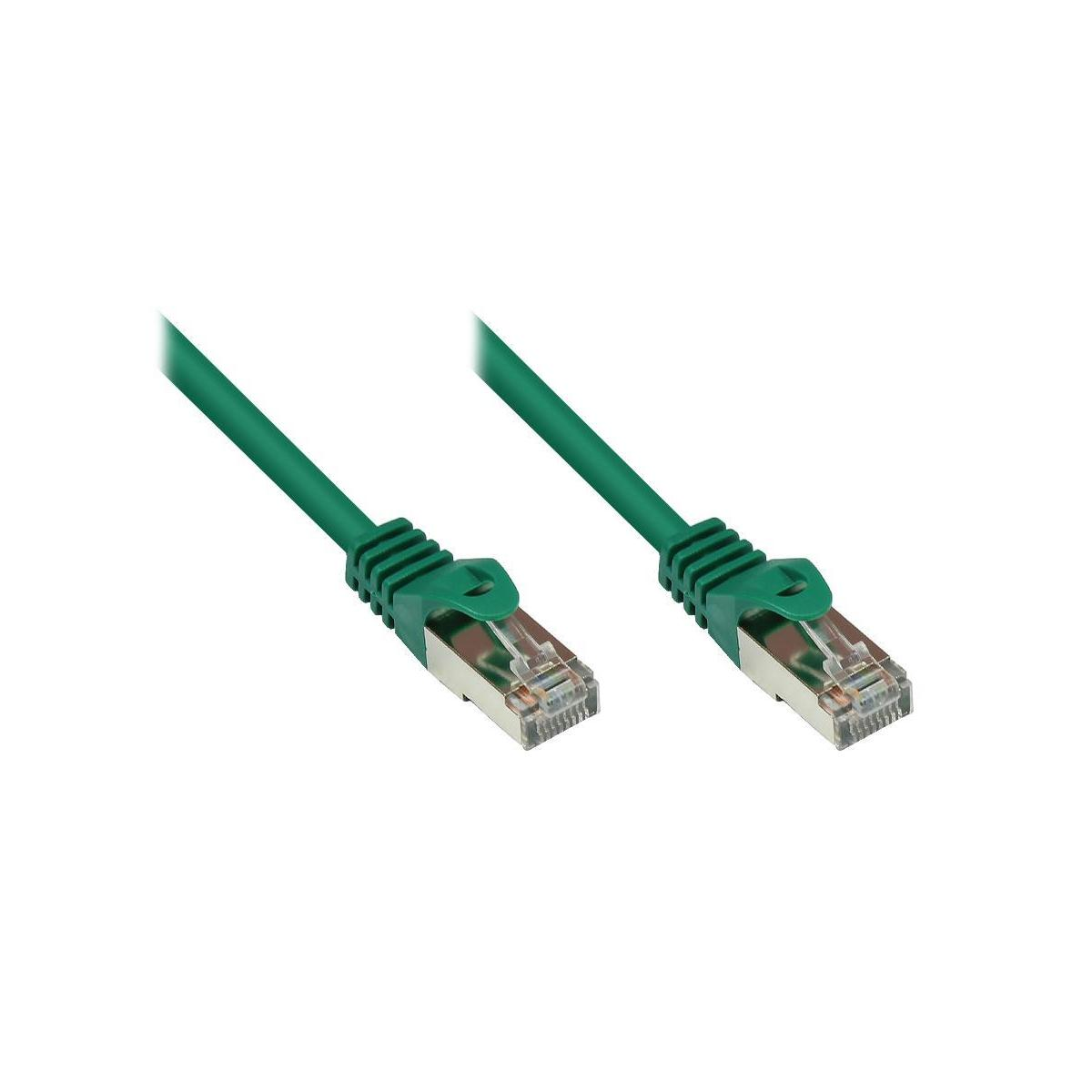Zwei grüne Netzwerkkabel mit RJ45-Anschlüssen. Weißer Hintergrund.