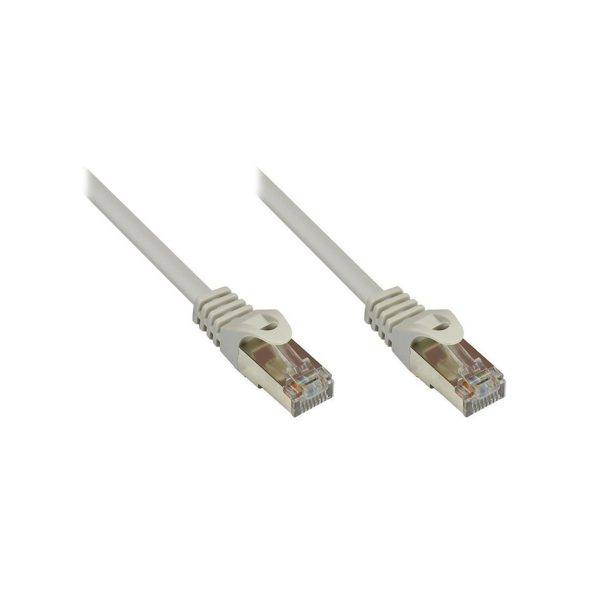 Weißes Ethernet-Kabel mit Anschlüssen. Weißer Hintergrund.