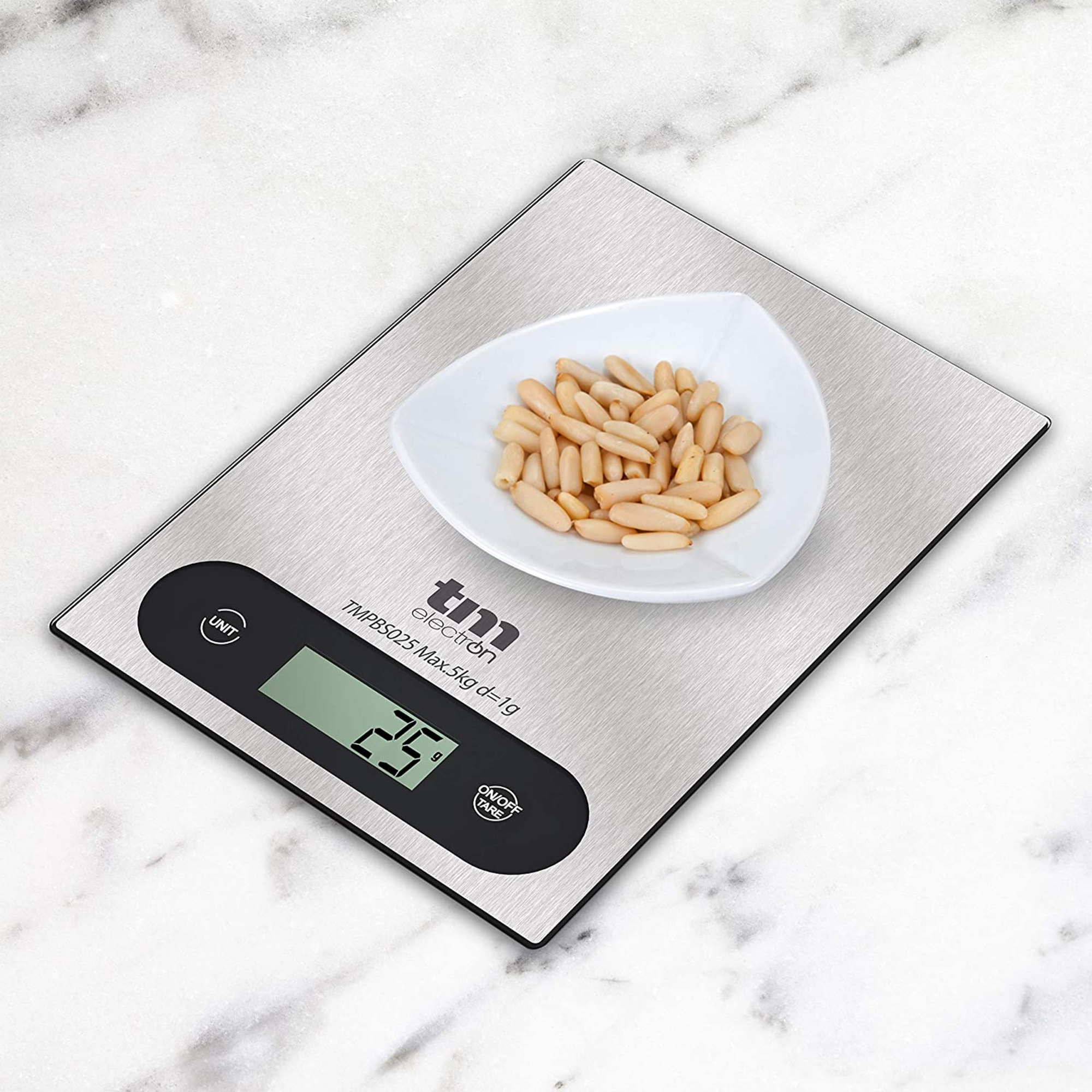Bilancia da cucina digitale con una ciotola di pinoli, che mostra un peso di 25.