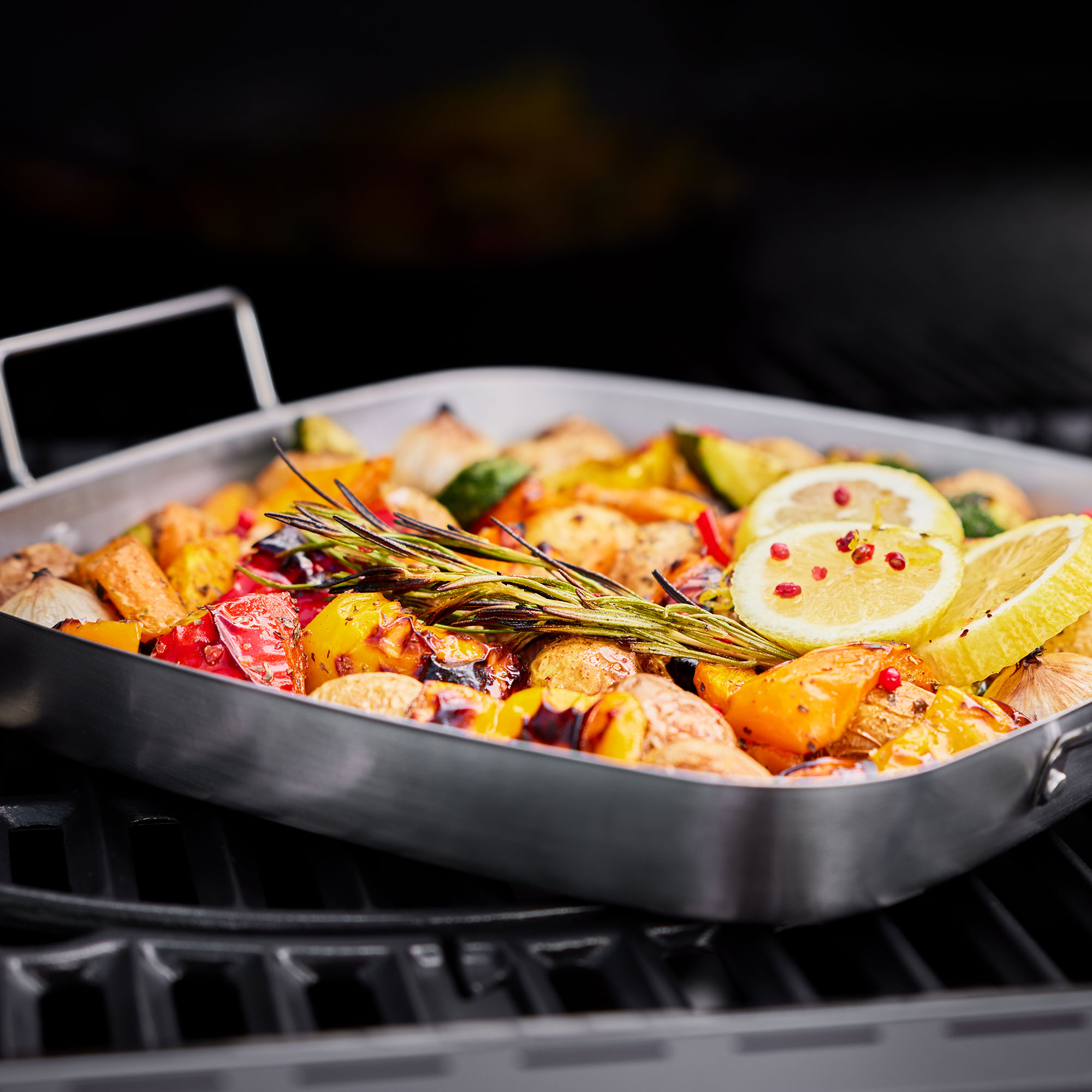 Gegrilltes Gemüse in einer Metallschale.