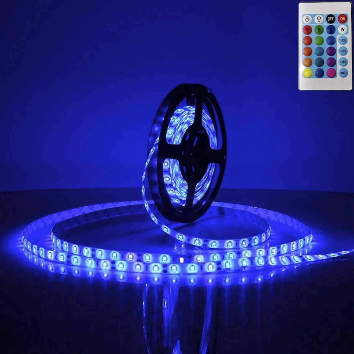 Tiras de luces LED con un mando a distancia. Las luces son azules y el mando tiene botones.