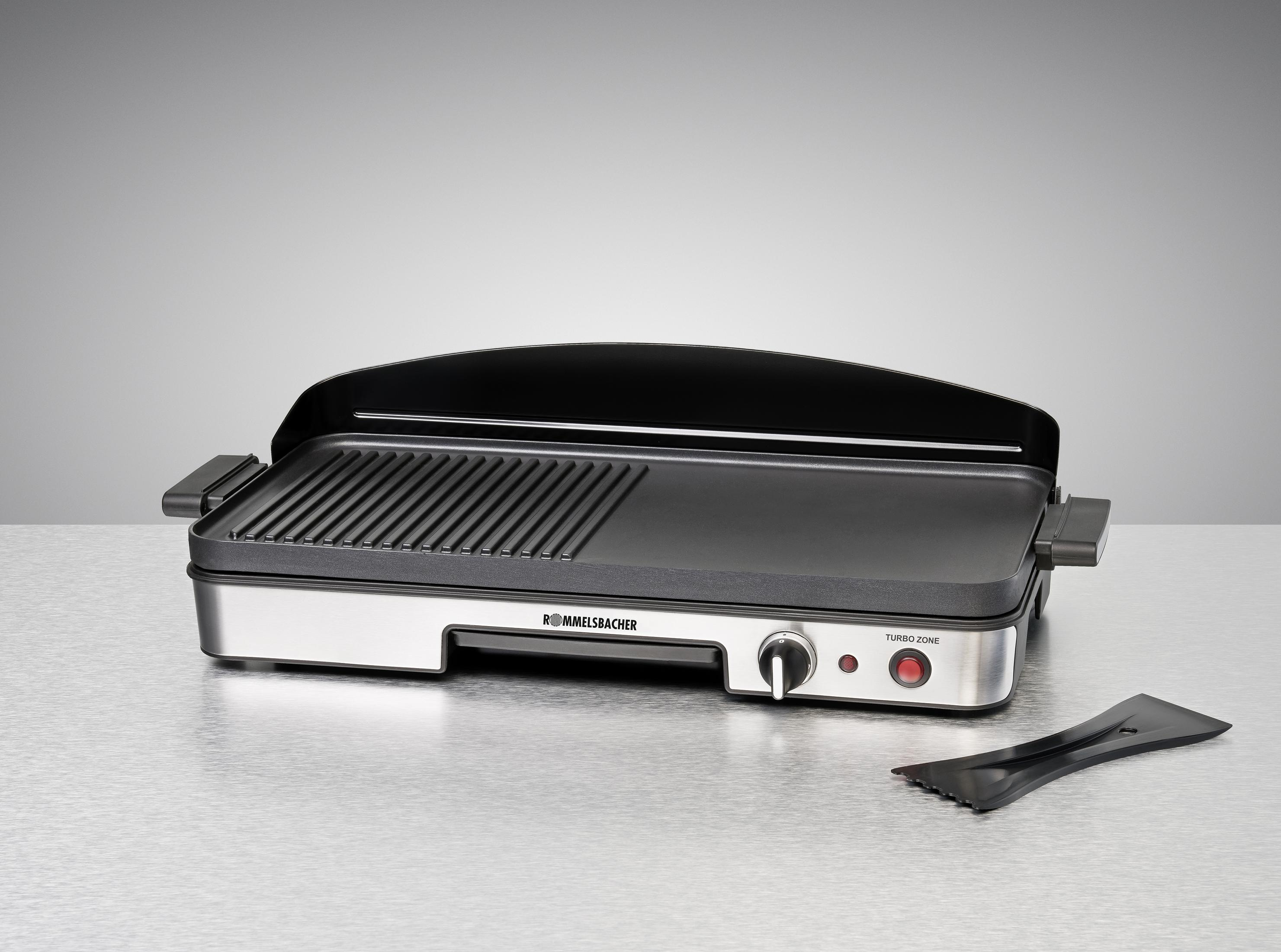Gril électrique avec surface de cuisson noire, couvercle et racloir, sur une surface argentée.