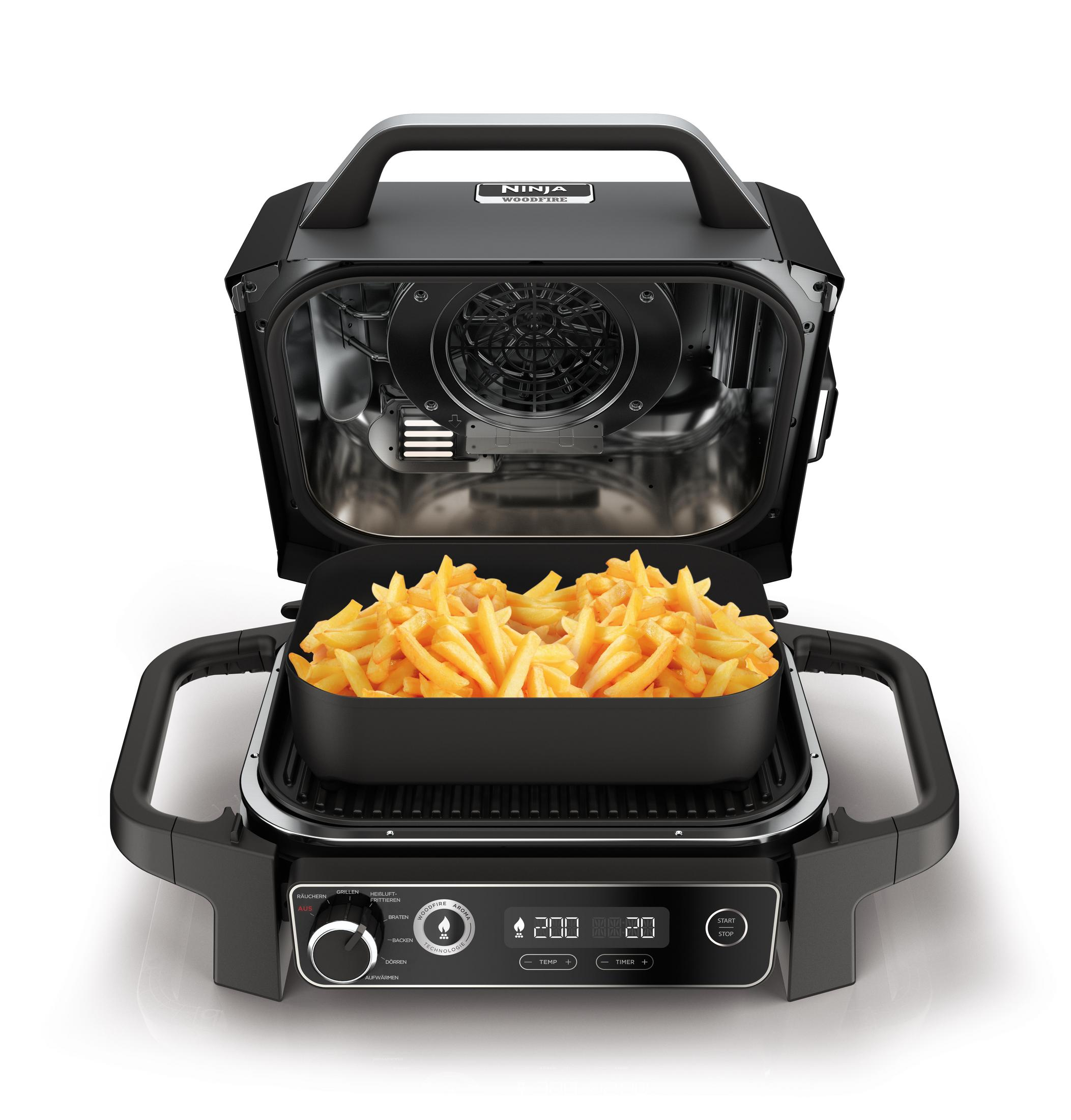 Geöffneter schwarzer Ninja Foodi Grill mit Pommes in der Pfanne.
