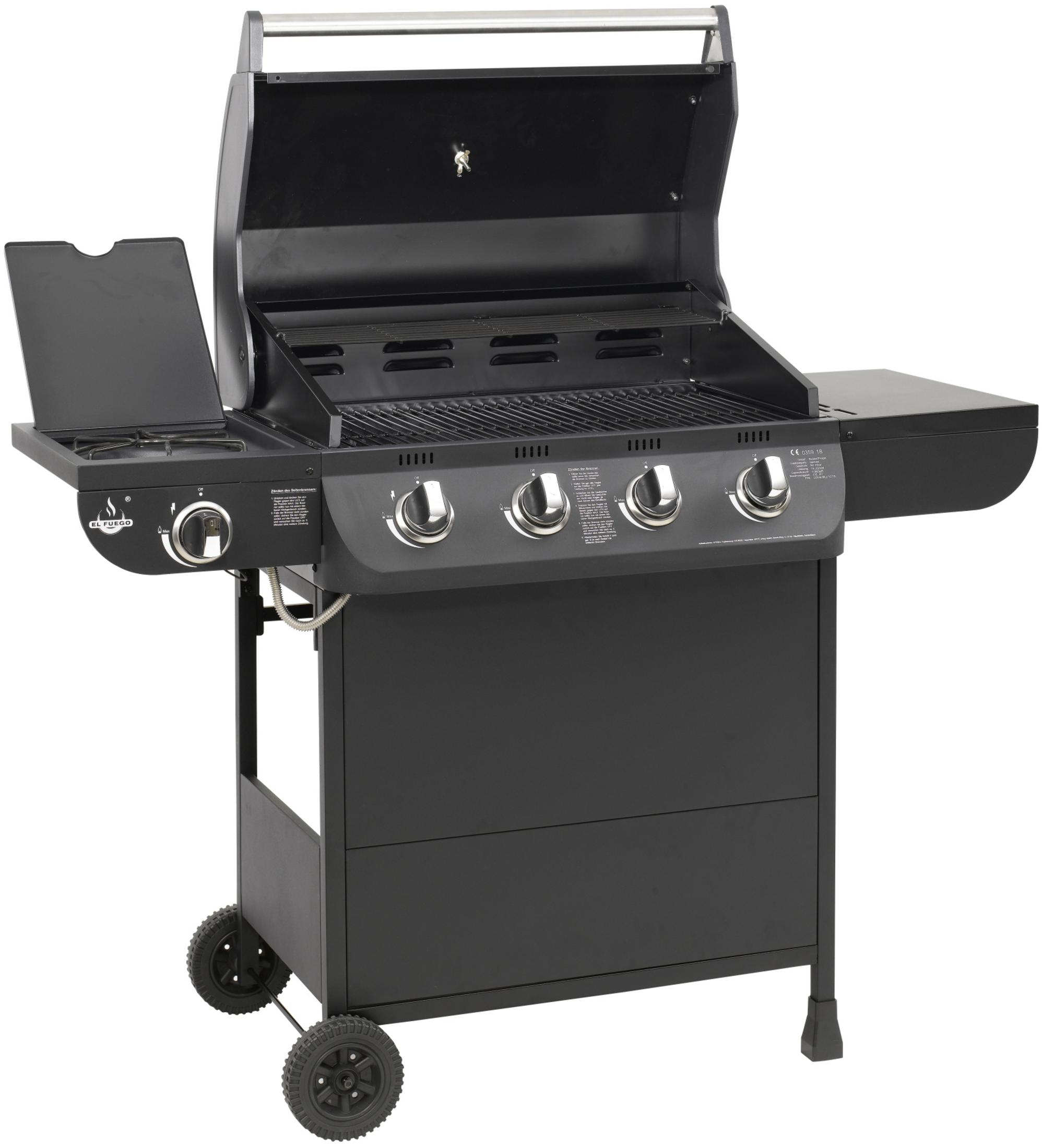 Ein schwarzer Gasgrill mit geschlossenem Stauschrank, Seitenablagen und vier Brennern. Es steht auf Rädern.