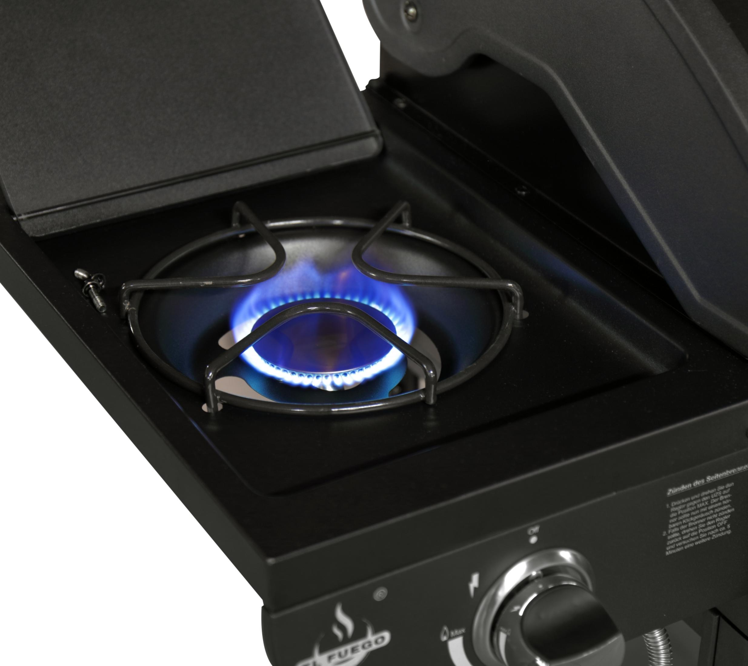 Ein Gasbrenner mit blauer Flamme auf einem schwarzen Grill. Der Brenner ist von einem Metallring umgeben.