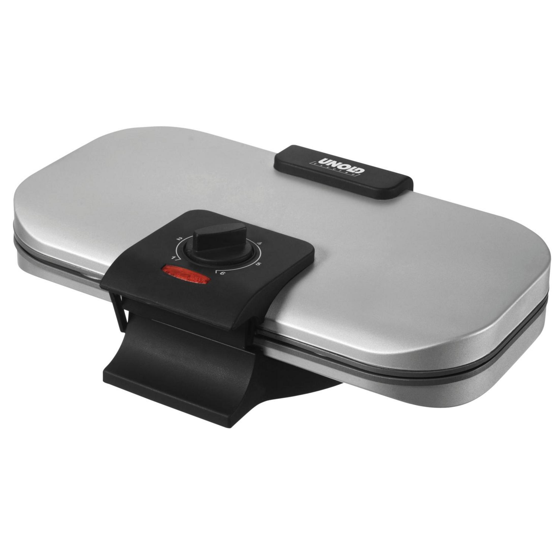 Nahaufnahme eines geschlossenen Waffeleisens, silberfarben mit schwarzem Bedienfeld und Griff.