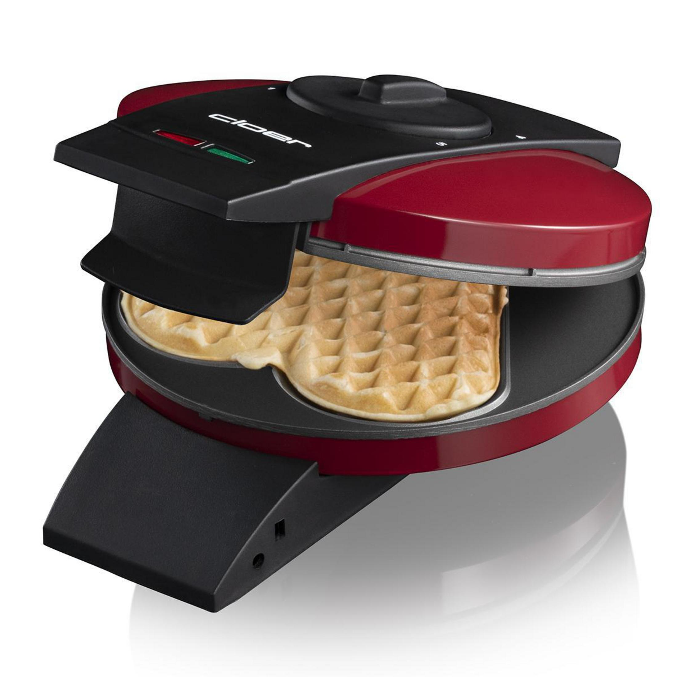 Czerwono-czarna gofrownica z gofrem w środku. Pokrywa jest otwarta.