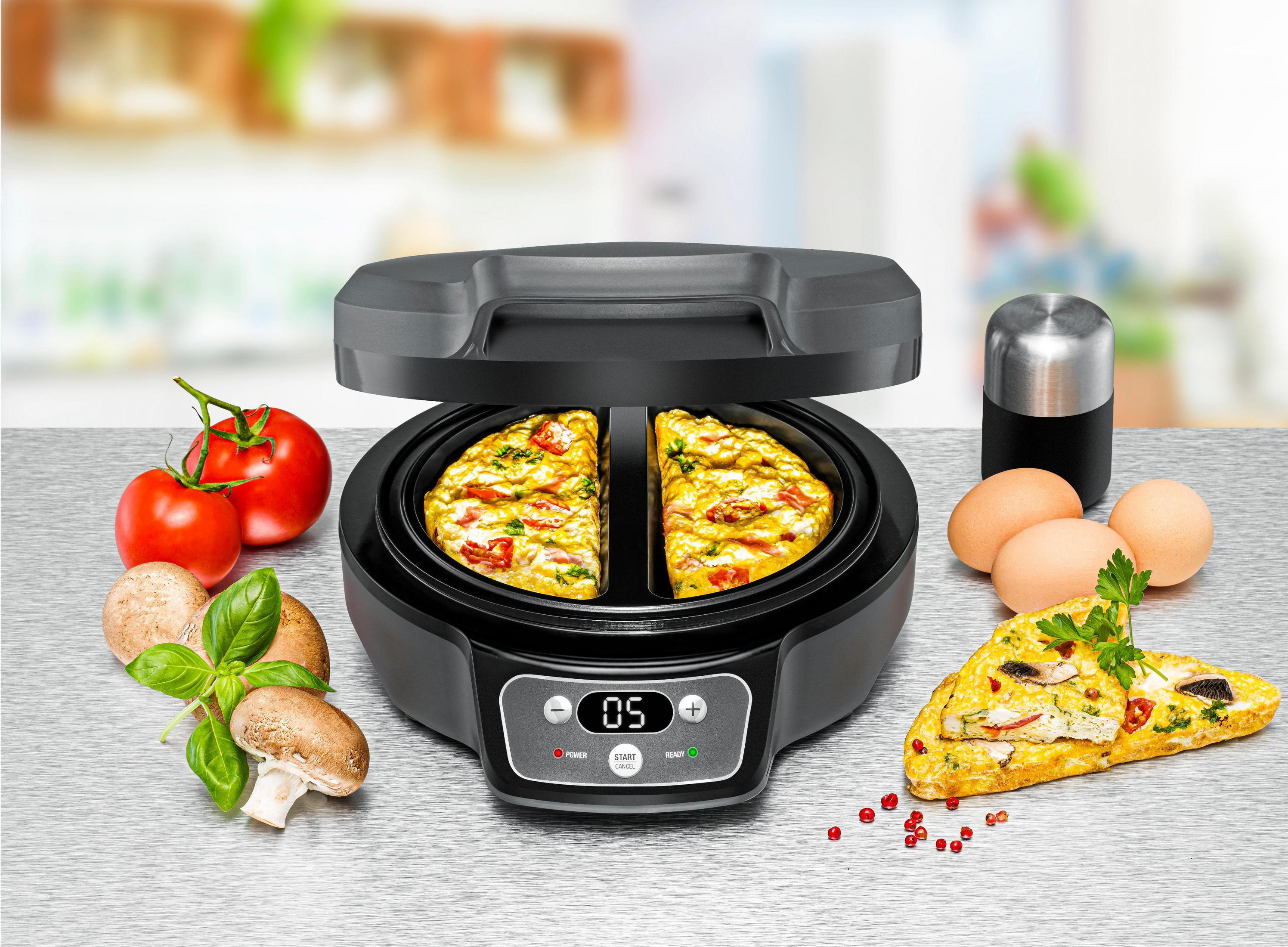 Omelett-Maker mit gekochten Omeletts, Tomaten, Pilzen und Eiern.
