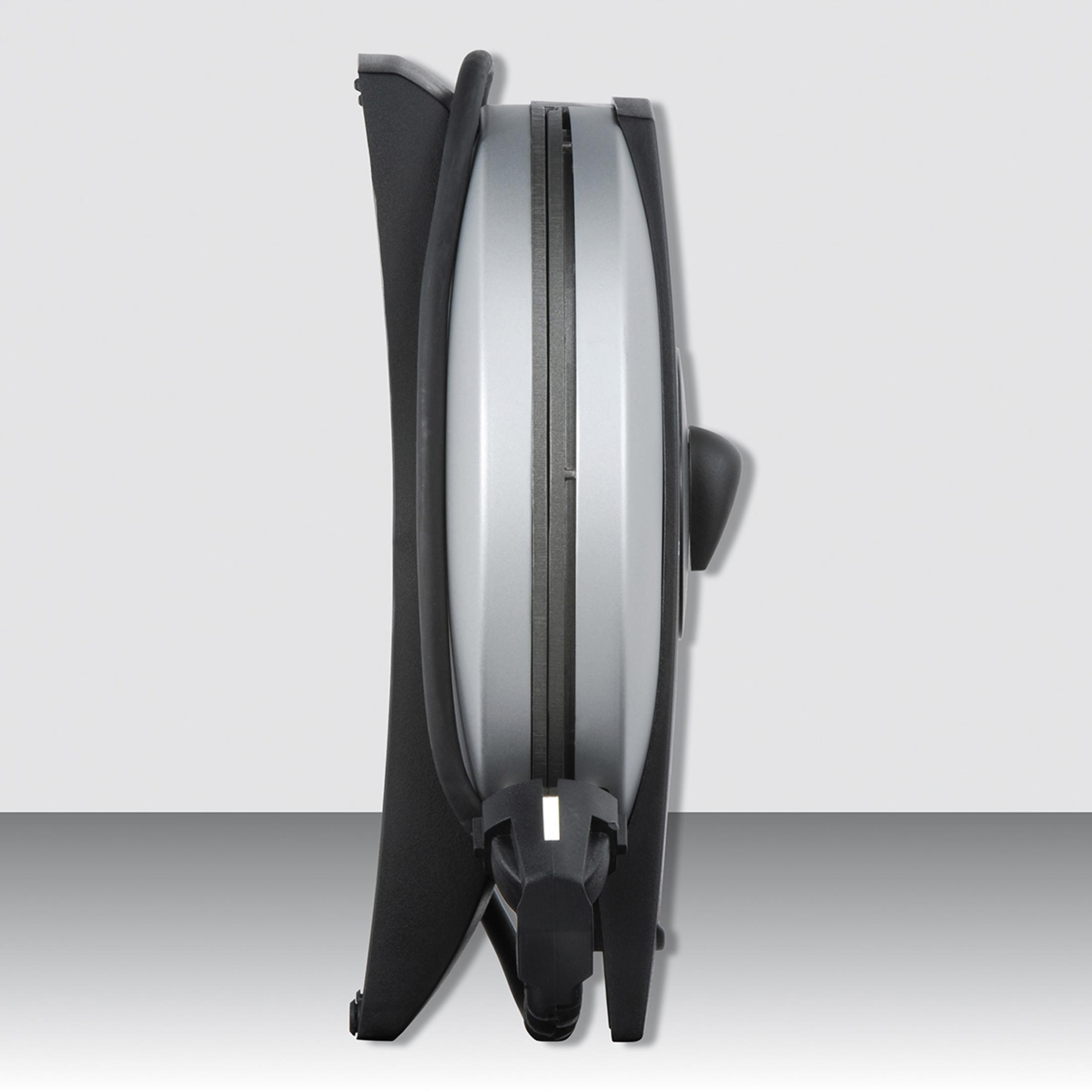 Widok z boku gofrownicy. Czarny i srebrny, zamknięty, na białej powierzchni.