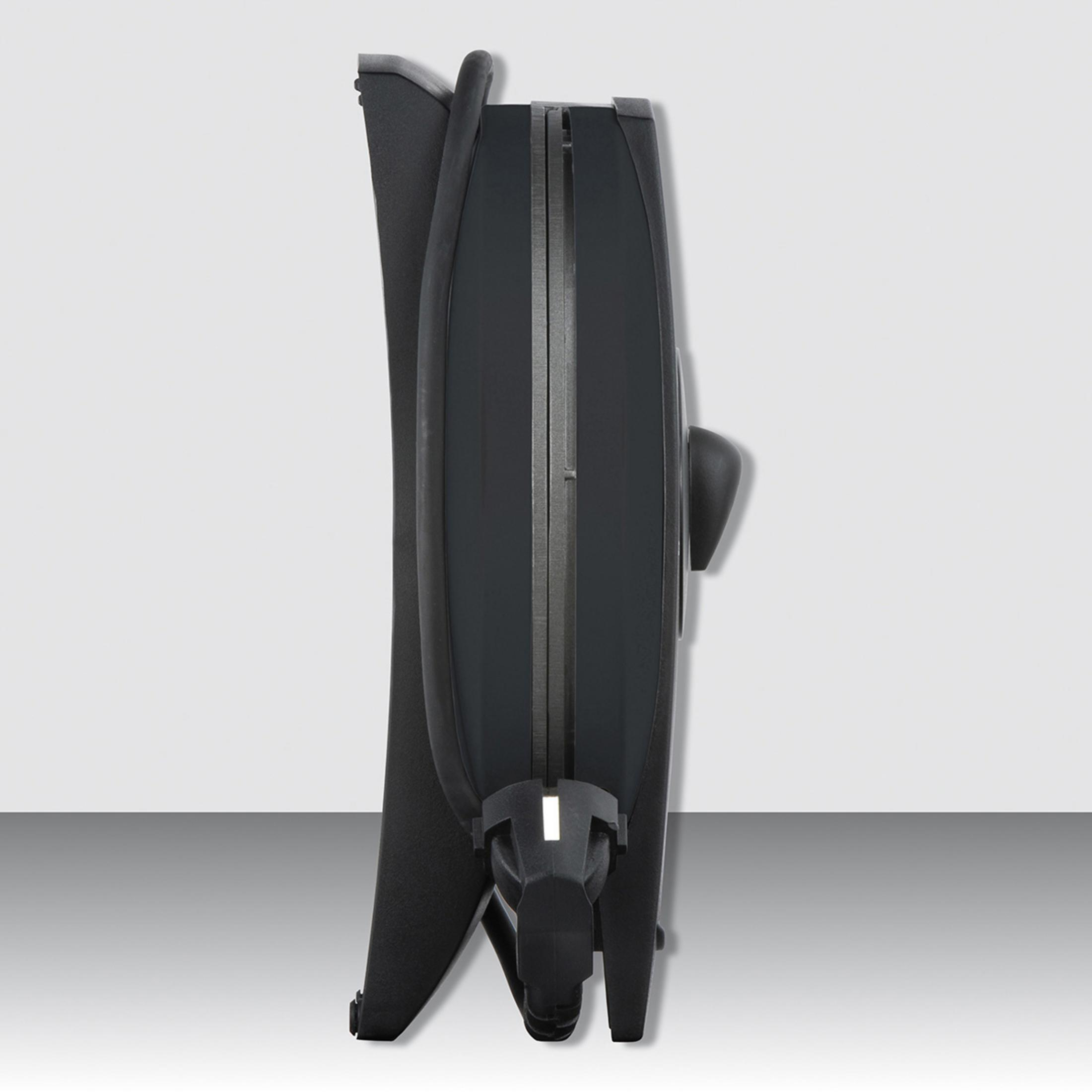 Czarny gofrownica, zamknięta i widoczna z boku, na jasnoszarym tle.