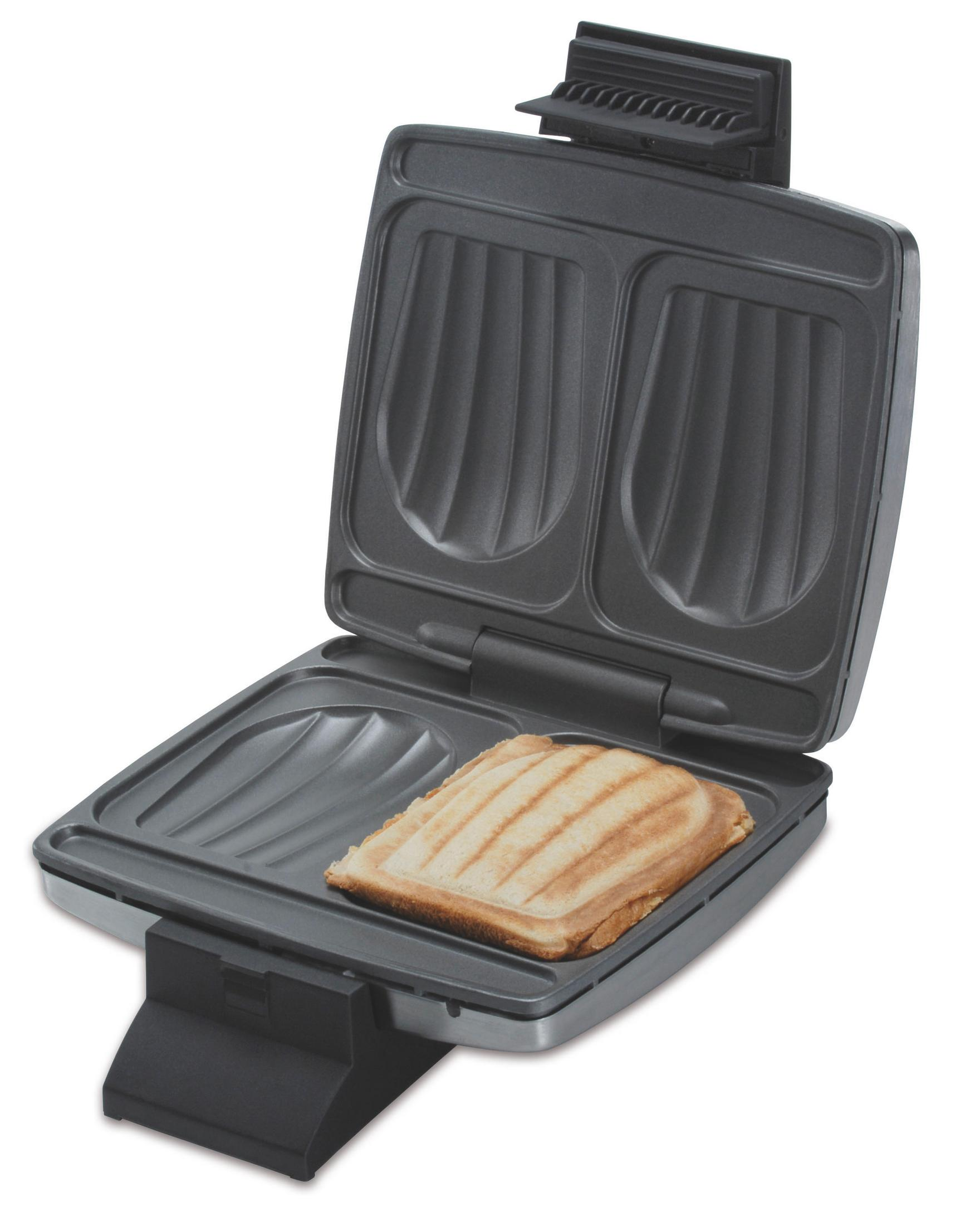 Ein offener Sandwichmaker mit einem getoasteten Sandwich. Auf weißem Hintergrund geöffnet.
