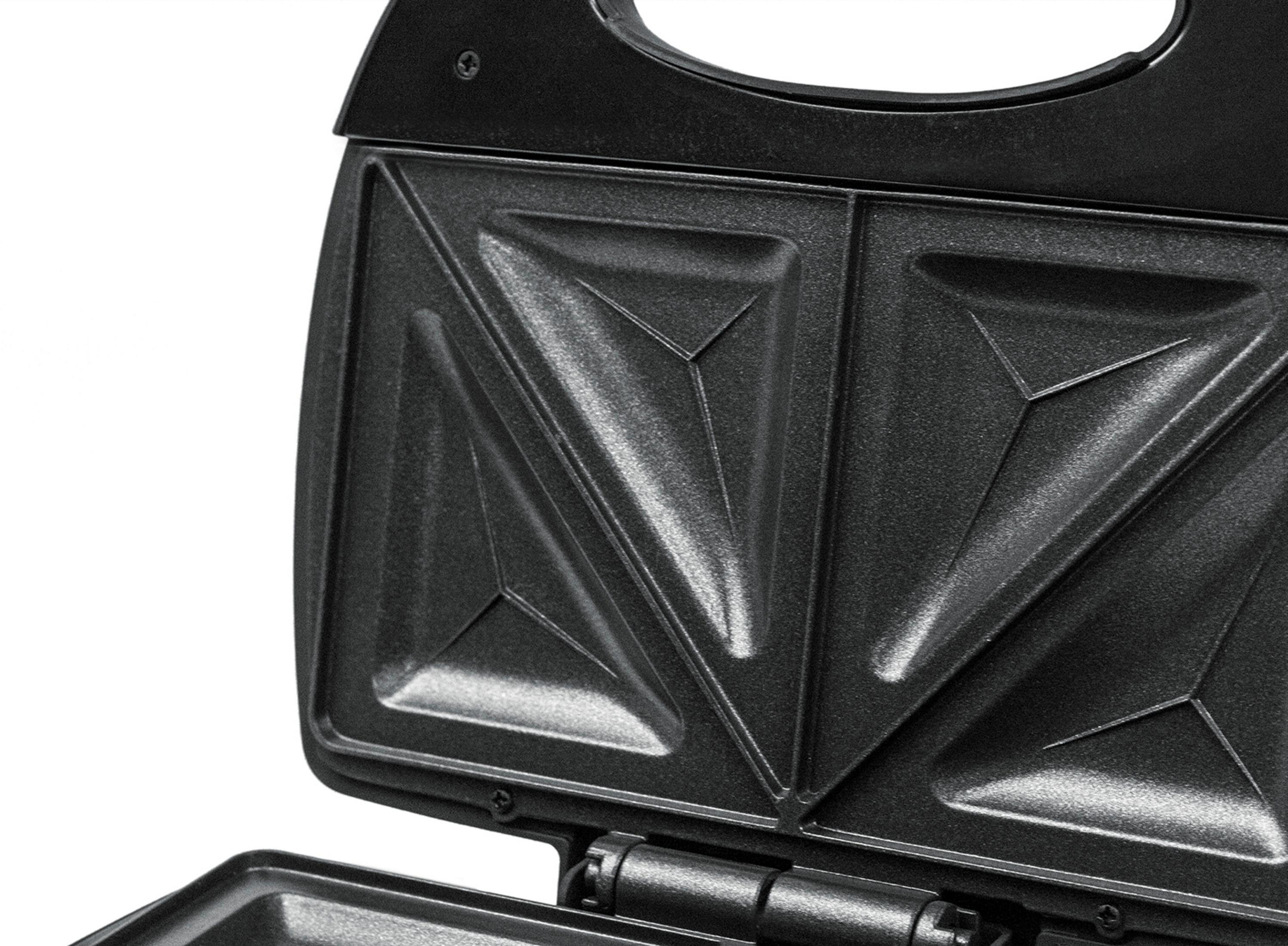 Zbliżenie czarnego opiekacza do kanapek, pokazujące trójkątne płyty do gotowania.