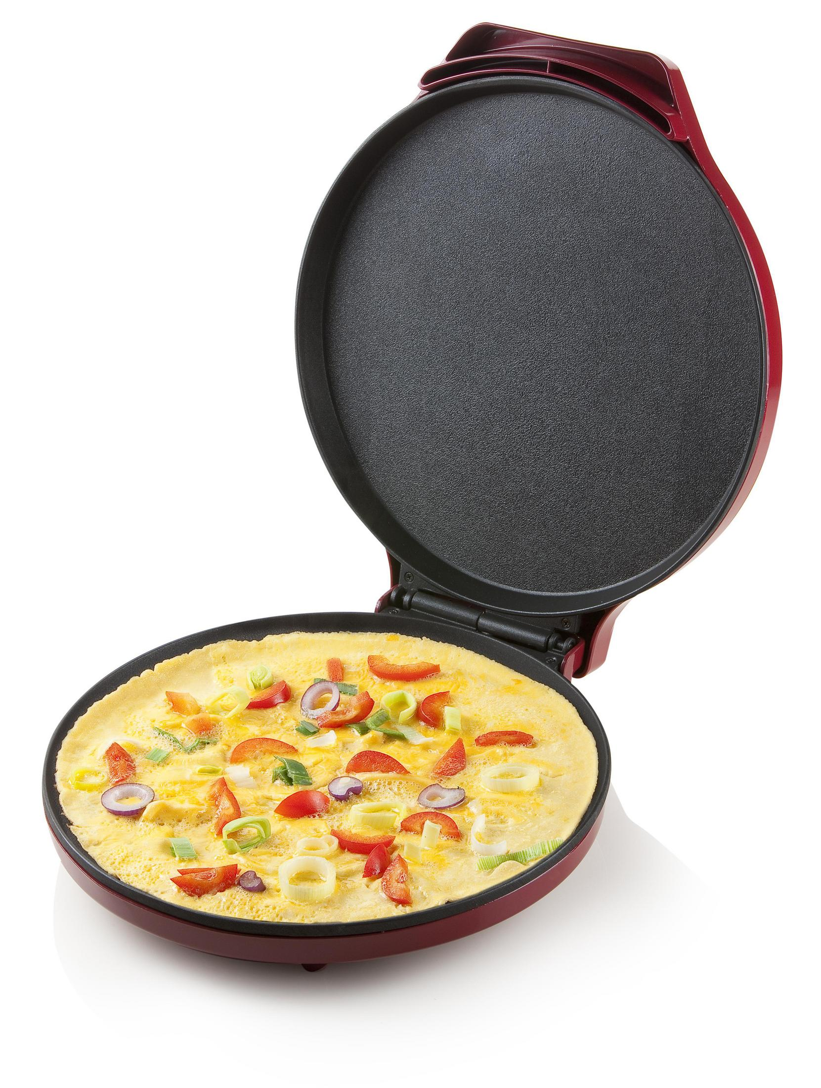 Una máquina para hacer pizza roja con la tapa abierta. Pizza con verduras en el interior. Fondo blanco.