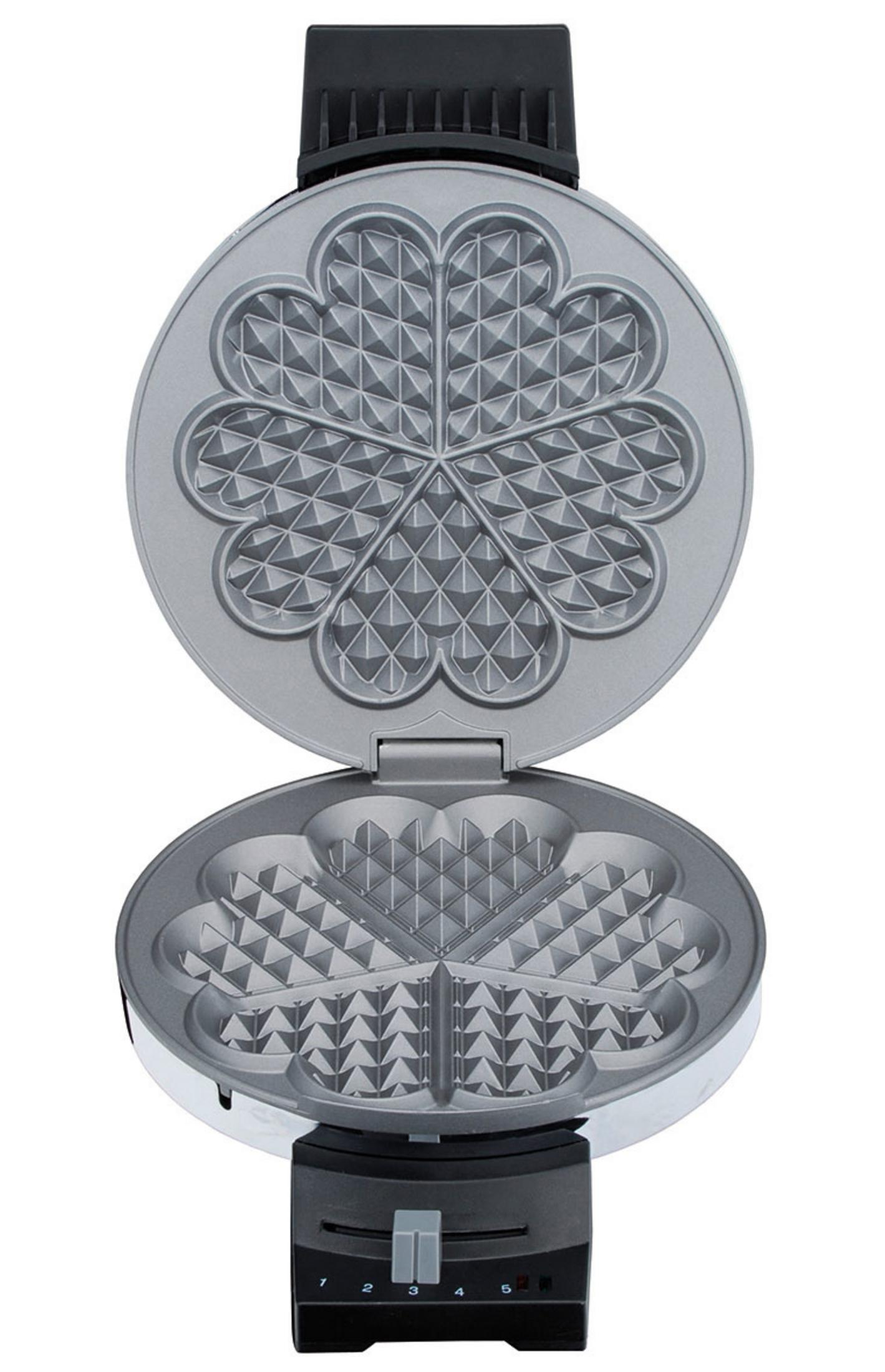 Gofrownica otwarta, pokazująca formy w kształcie serca, srebrna i czarna, z pokrętłem.