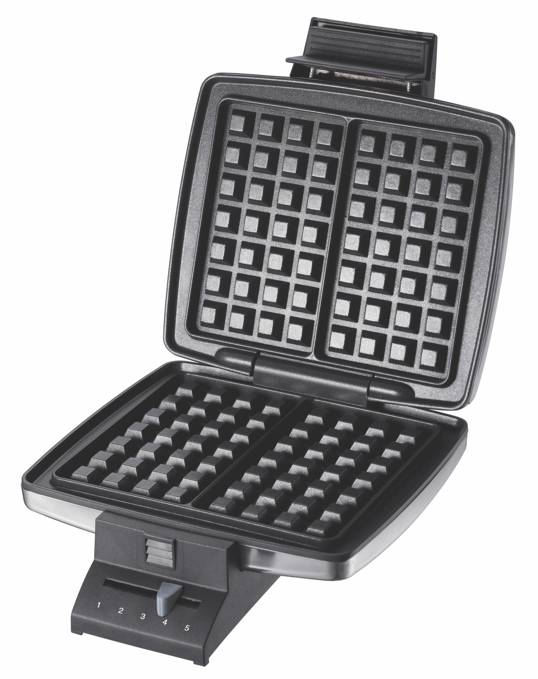 Ein offenes Waffeleisen. Das Eisen ist schwarz und hat ein Einstellrad. Weißer Hintergrund.