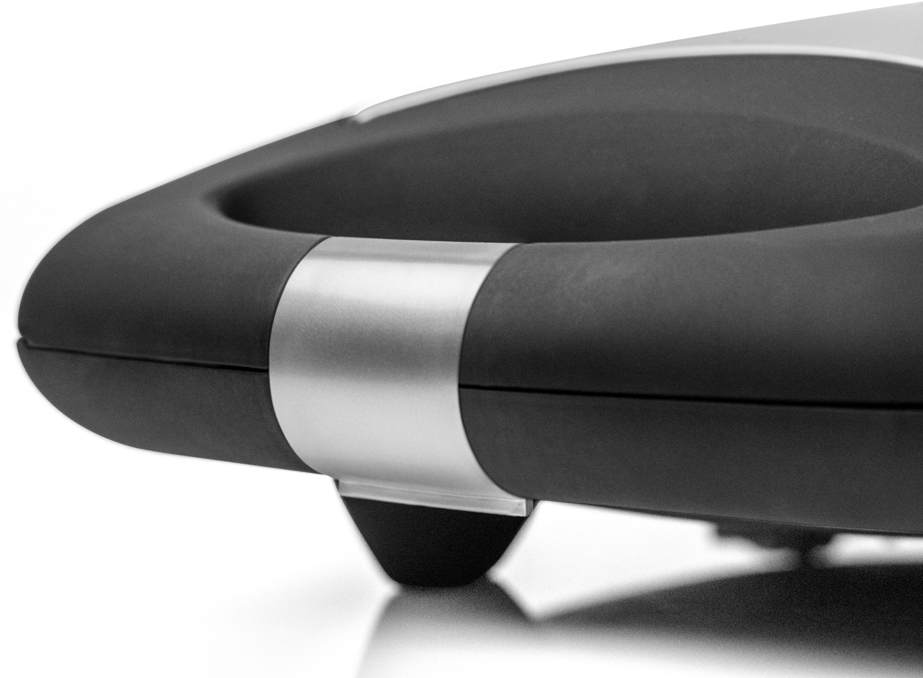 Czarny i srebrny uchwyt urządzenia. Uchwyt jest zakrzywiony i zamontowany na czarnej podstawie.