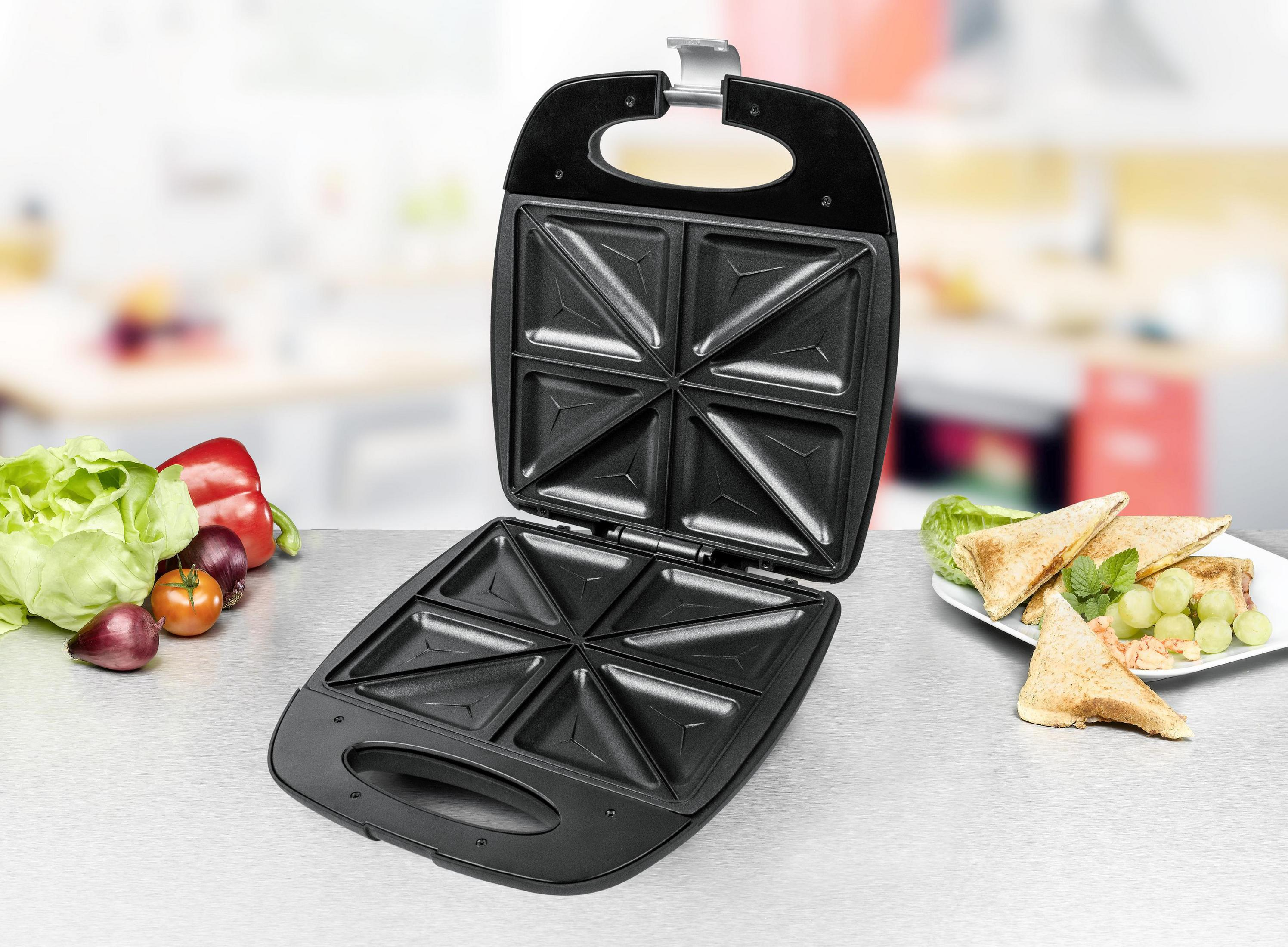 Otwarta opiekacz do kanapek z kanapkami z boku, w kuchni.