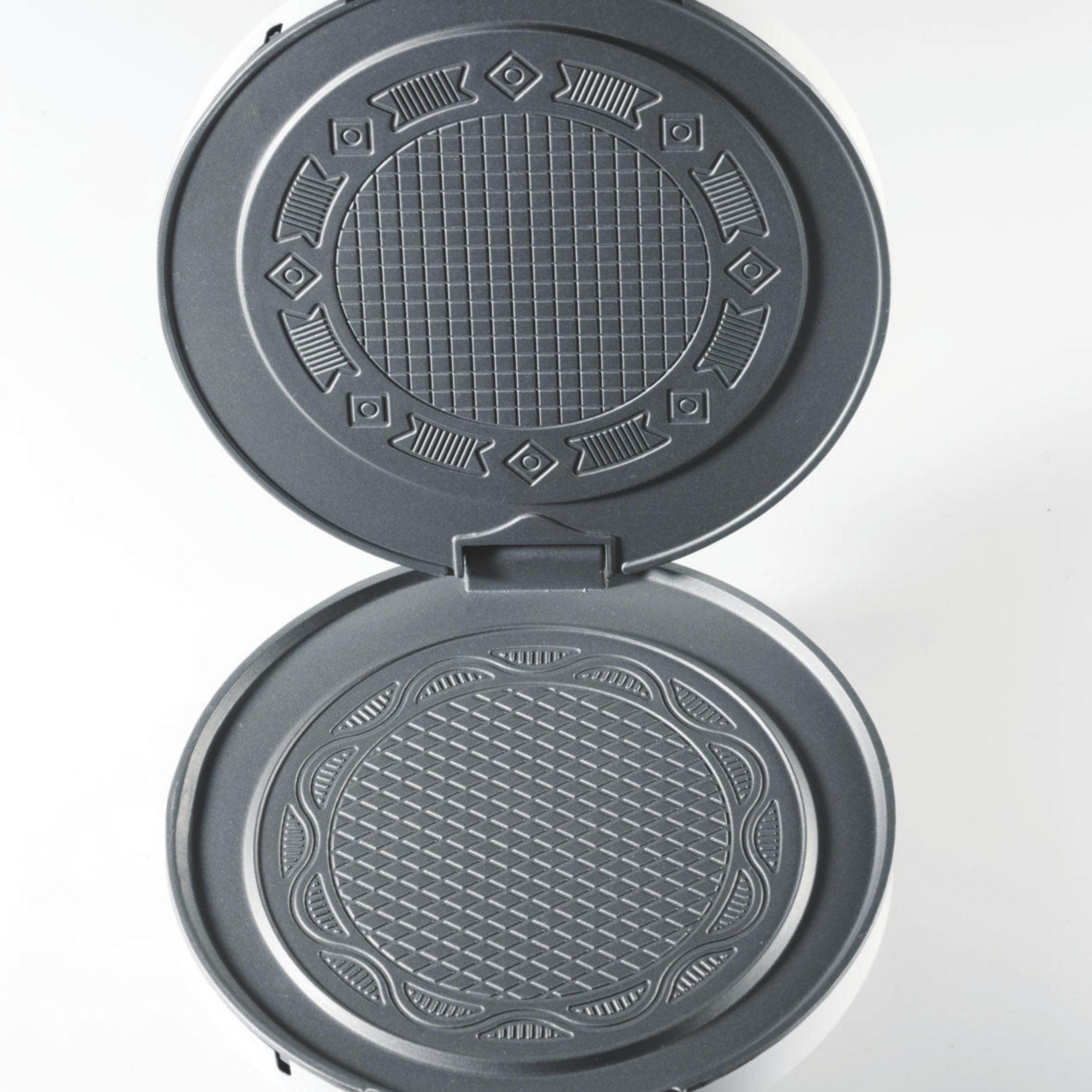 Waffeleisen, geöffnet, mit zwei gemusterten Platten und weißem Hintergrund, Draufsicht.