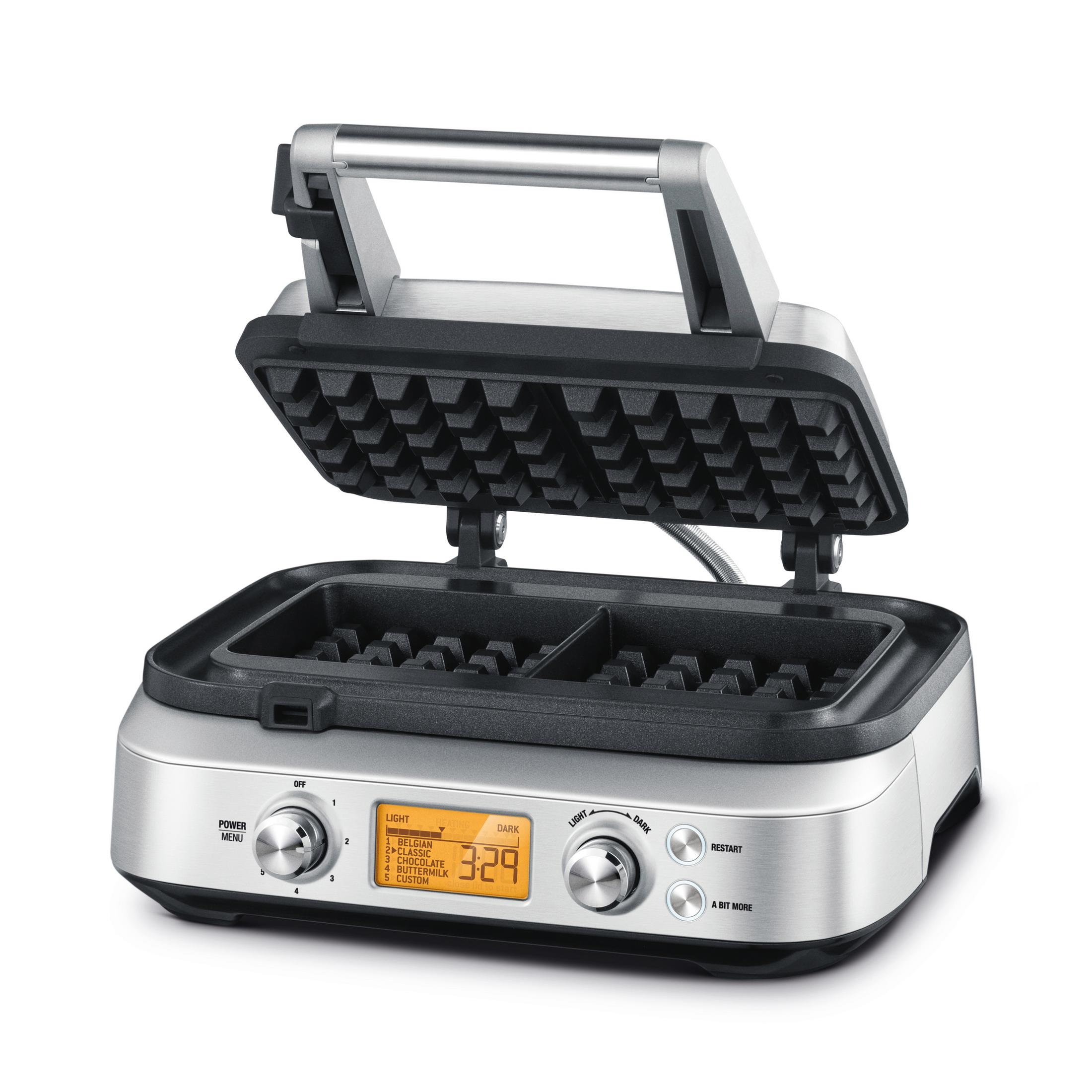 Waffeleisen, offen. Silberbasis, schwarzer Grill und Digitalanzeige. Hat helle und dunkle Einstellungen.