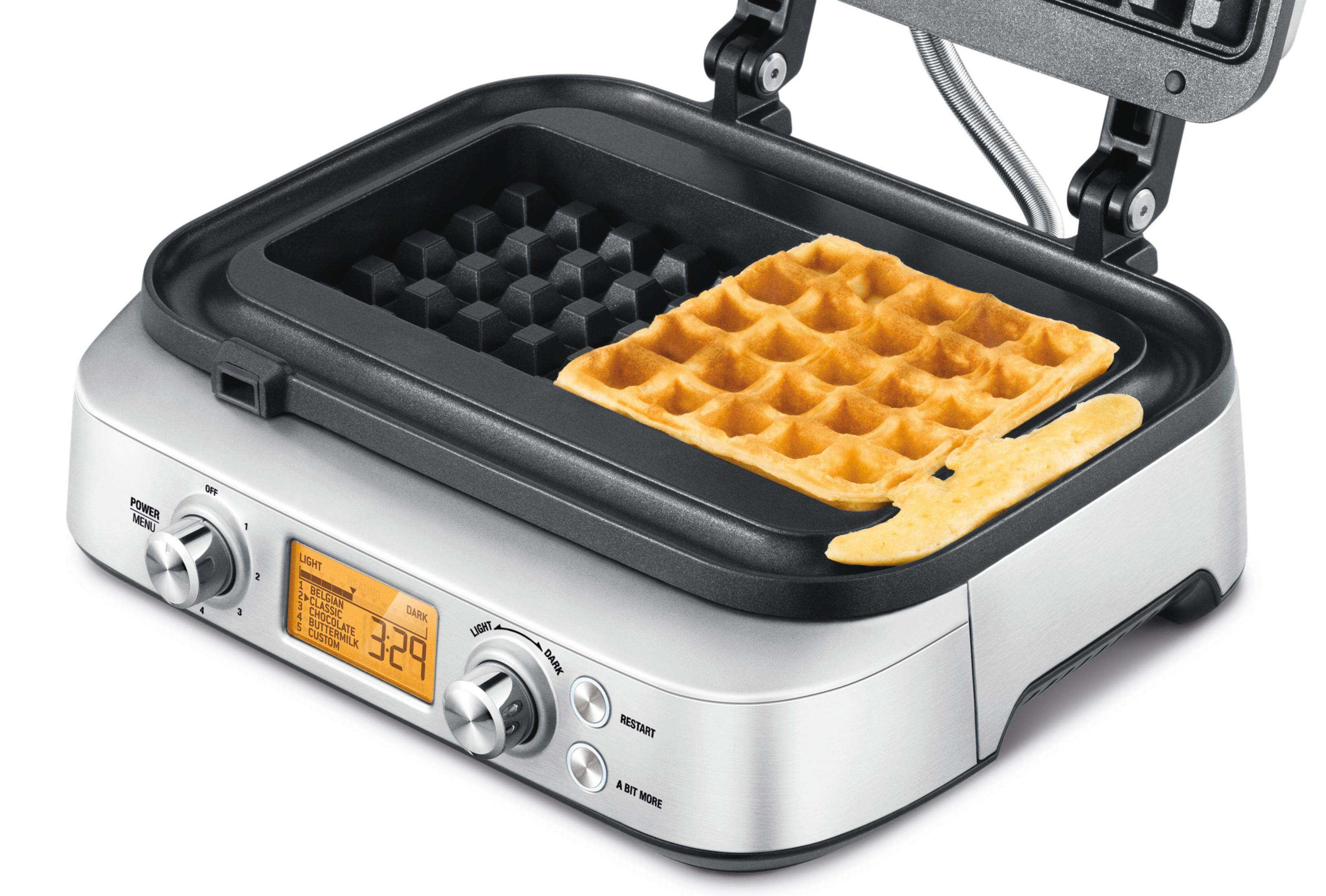 Ein Waffeleisen mit fertiger Waffel, Einstellungen und Zeitanzeige.
