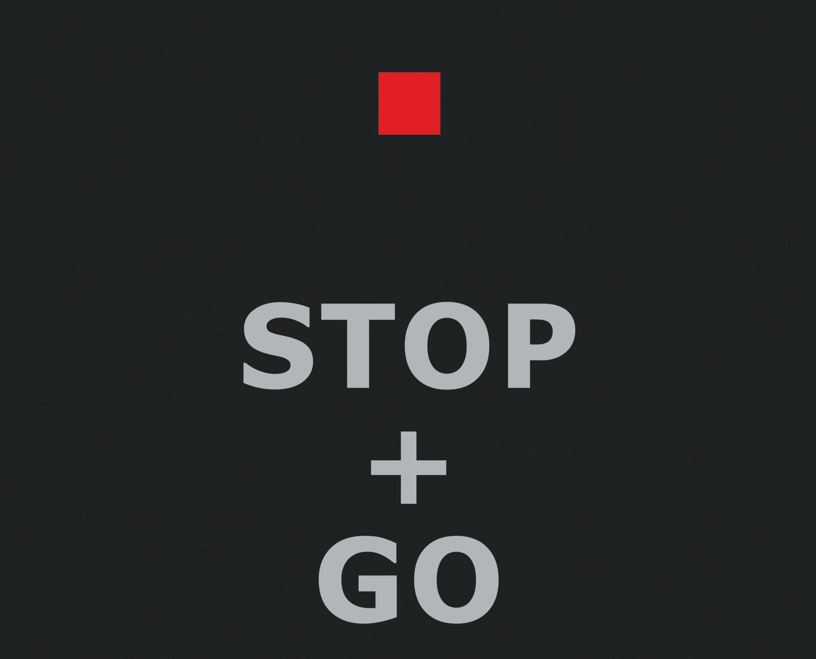 Schwarzer Hintergrund mit weißem Text: STOP + GO und rotem Quadrat.