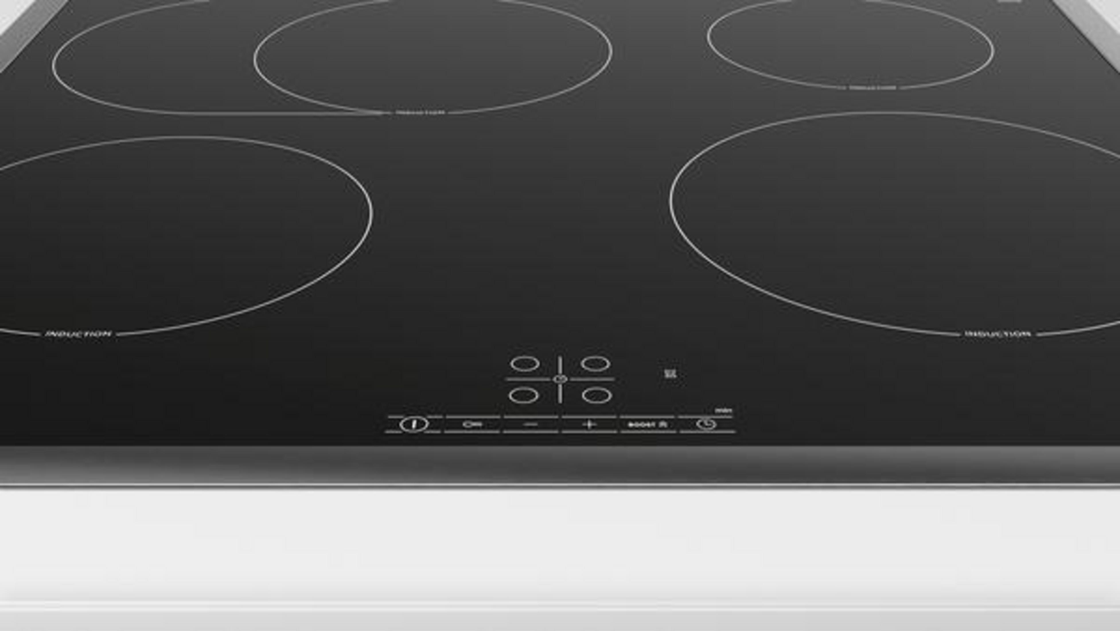 Piano cottura a induzione in vetro nero con quattro zone di cottura circolari e comandi touch.