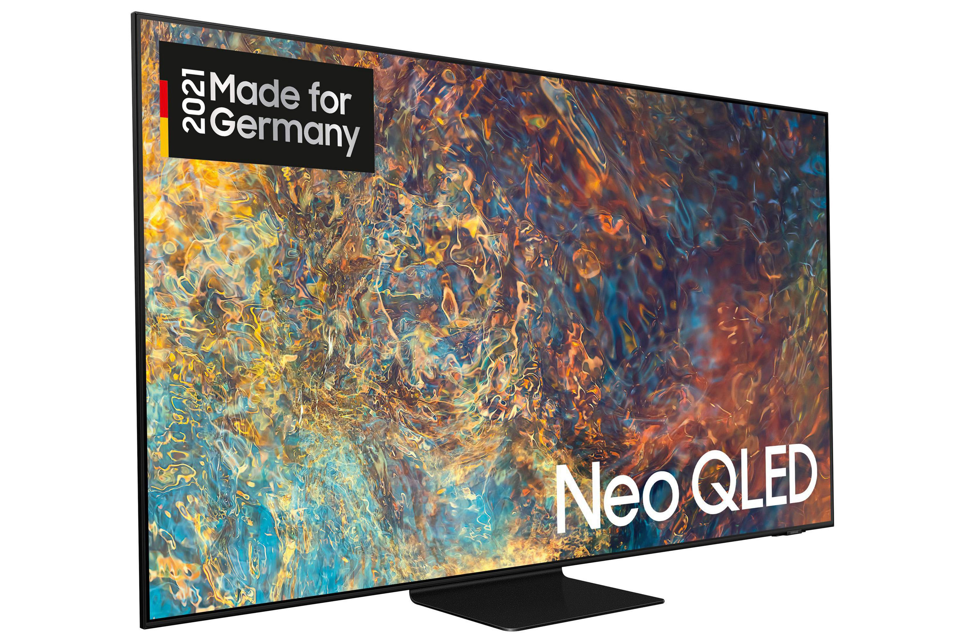 Ein Samsung Neo QLED TV mit schwarzem Ständer, zeigt ein farbenfrohes Bild.