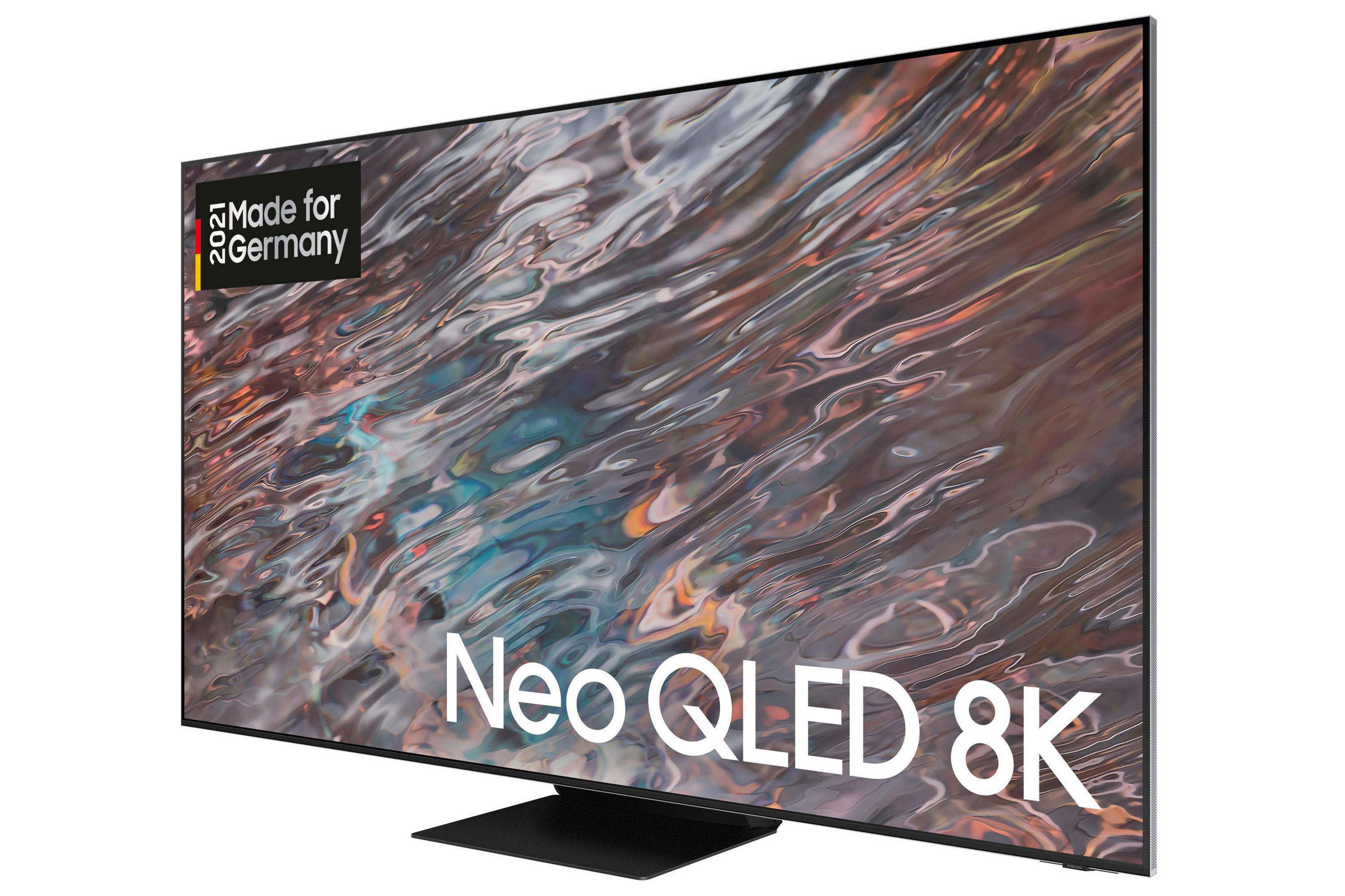 Duży telewizor Samsung Neo QLED 8K na czarnym stojaku. Wyświetla rozmyty wzór.