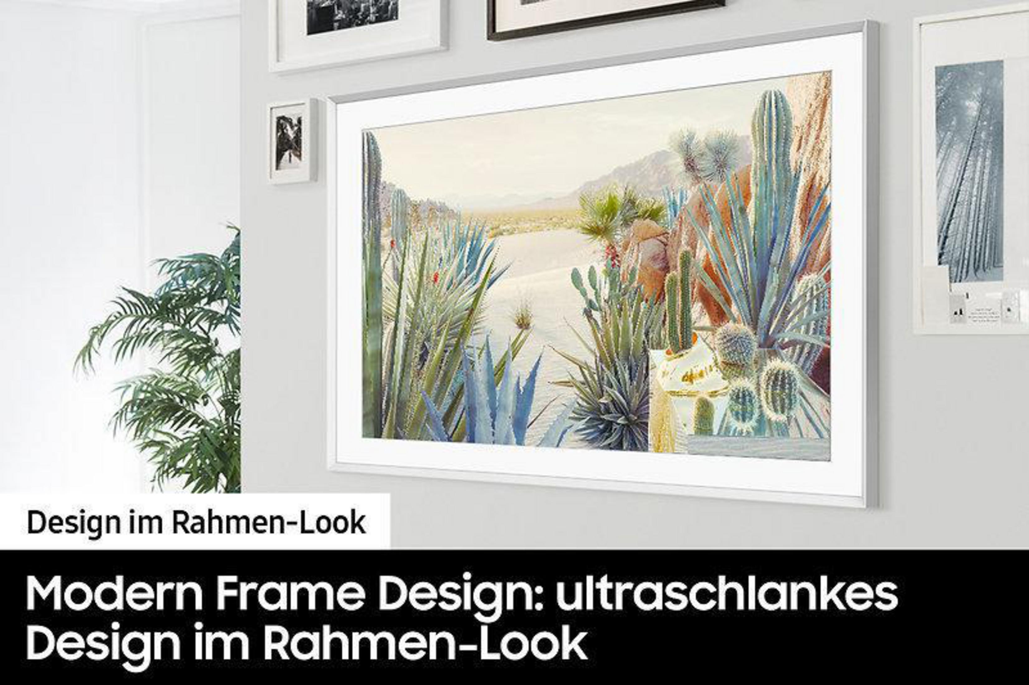 Nowoczesny ekran telewizora wyświetlający pustynną scenerię, zamontowany na ścianie z innymi oprawionymi zdjęciami.