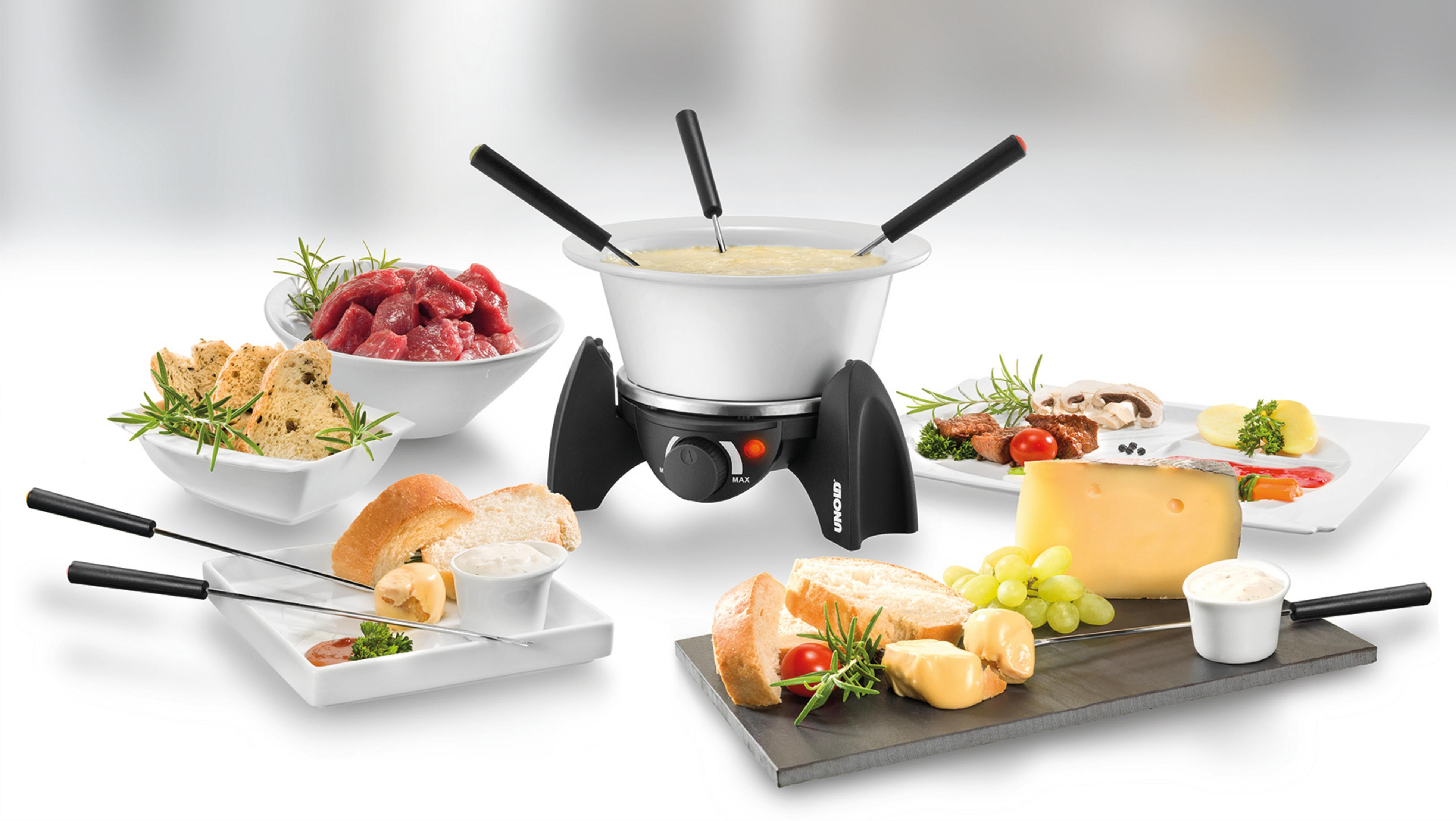 Zestaw do fondue serowego z produktami do maczania.