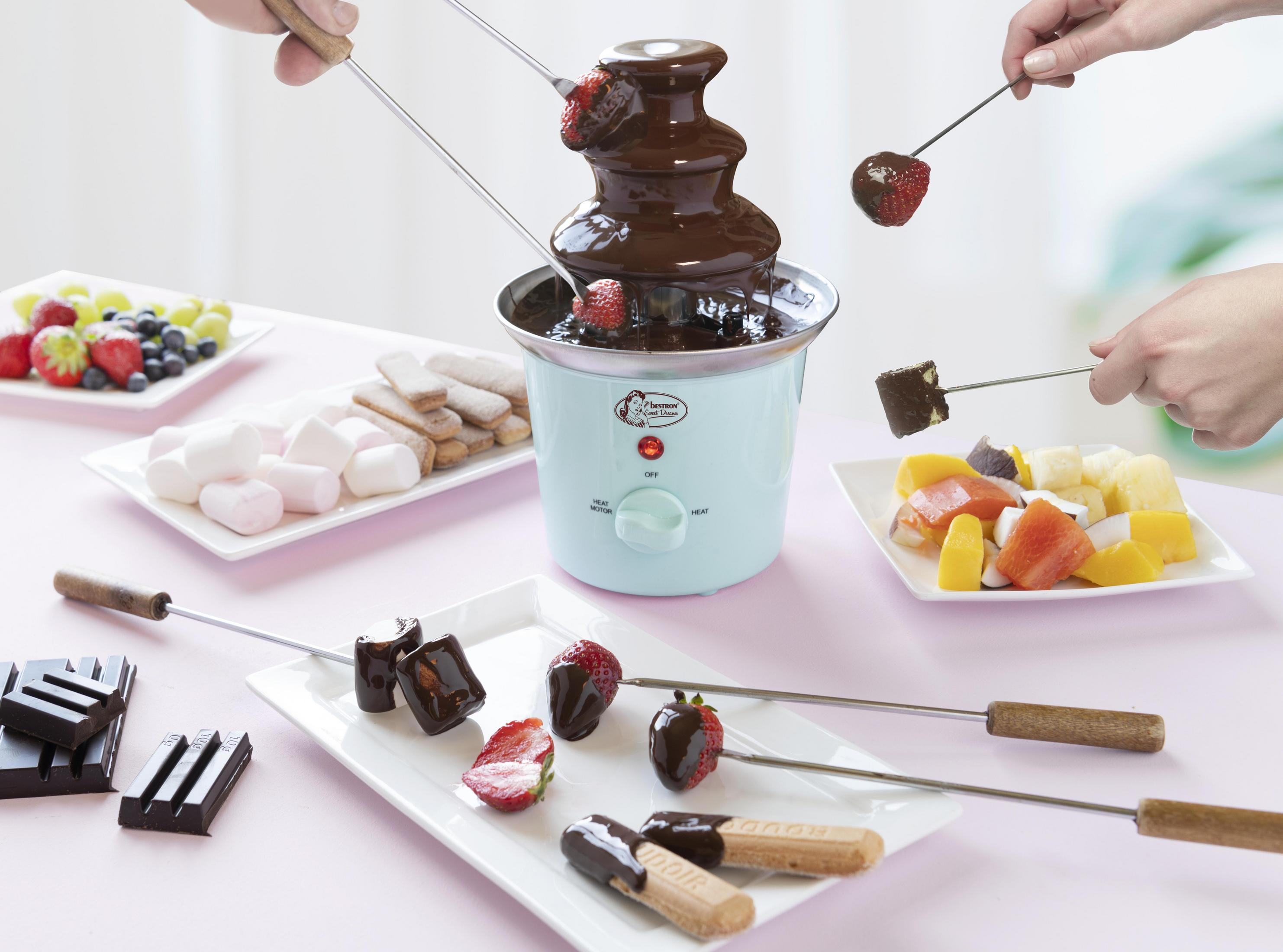 Fontana di cioccolato con frutta e marshmallow.