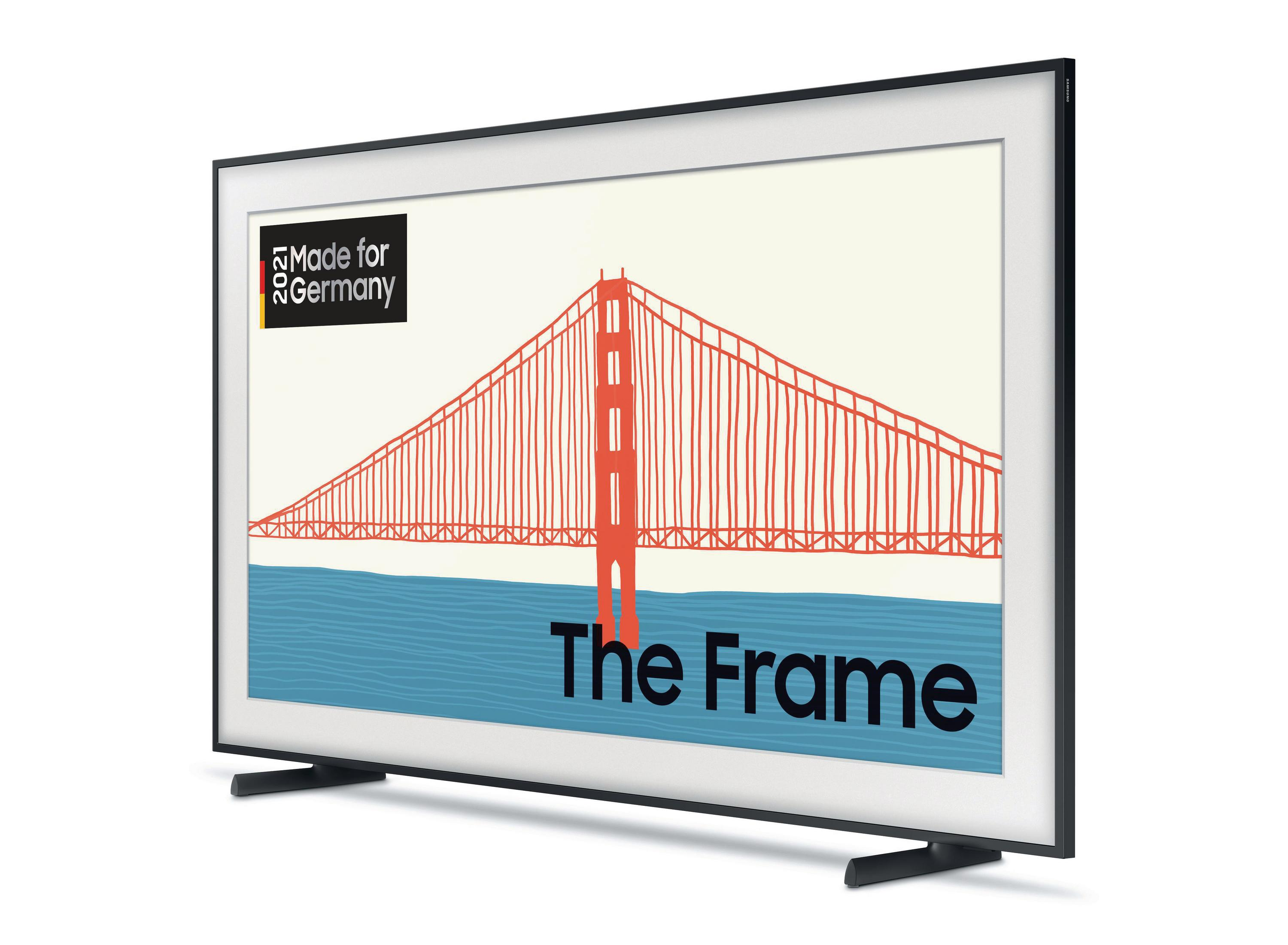 Telewizor w salonie z nowoczesną sofą i widokiem na zewnątrz.